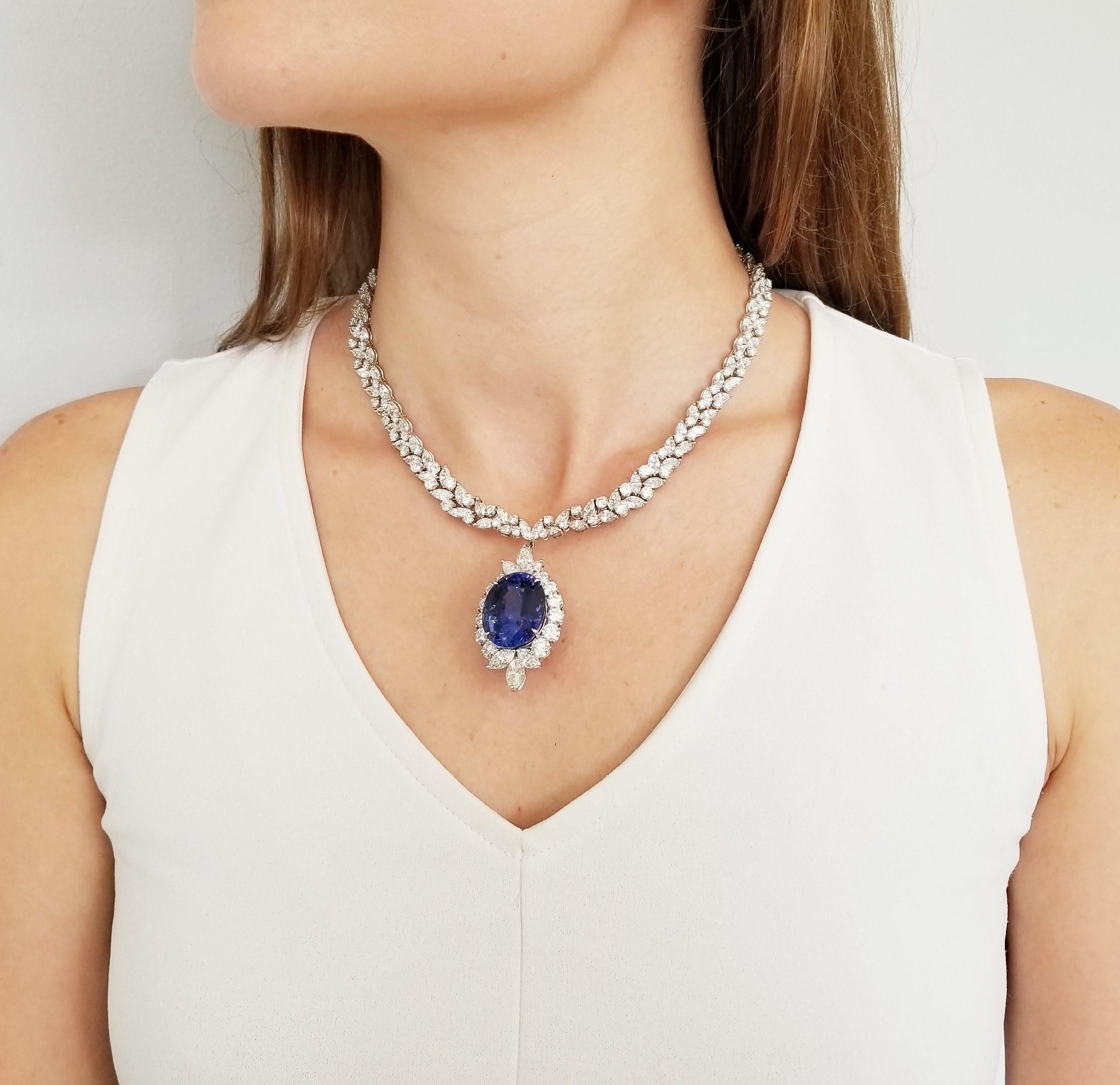Collier de saphirs et de diamants . Ce site  Le collier comporte des diamants de forme marquise, poire et ronde pesant environ 36 carats et un saphir de forme ovale de 50,14 carats, le tout serti dans du platine,
Mesures : collier : 16 ¼ ins.,