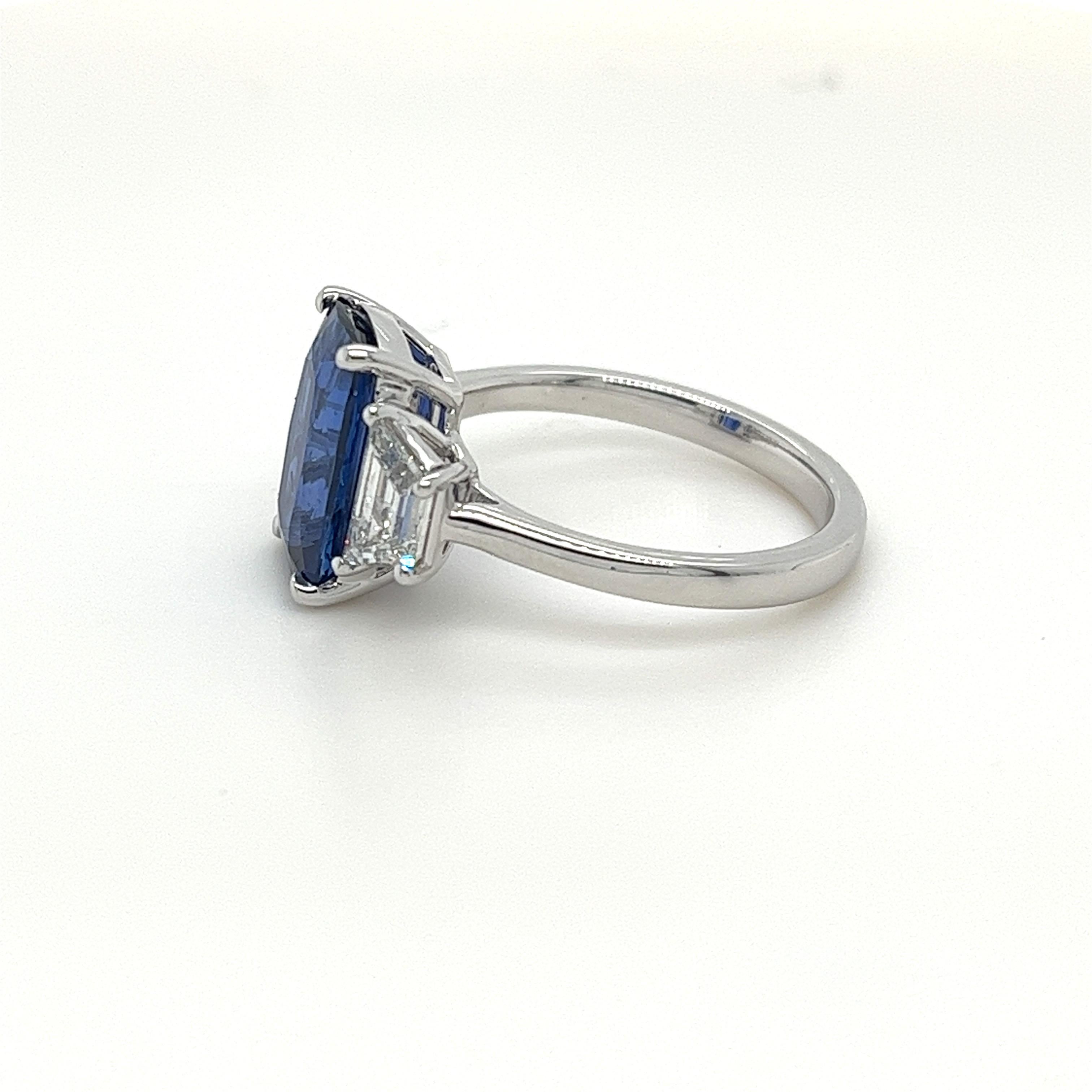 Modern Certified Ceylon Sapphire & Diamond Three Stone Ring in 18 Karat White Gold For Sale