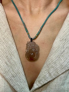 Collana con ciondolo a forma di bestia mitologica in calcedonio certificato, lavorazione eccezionale