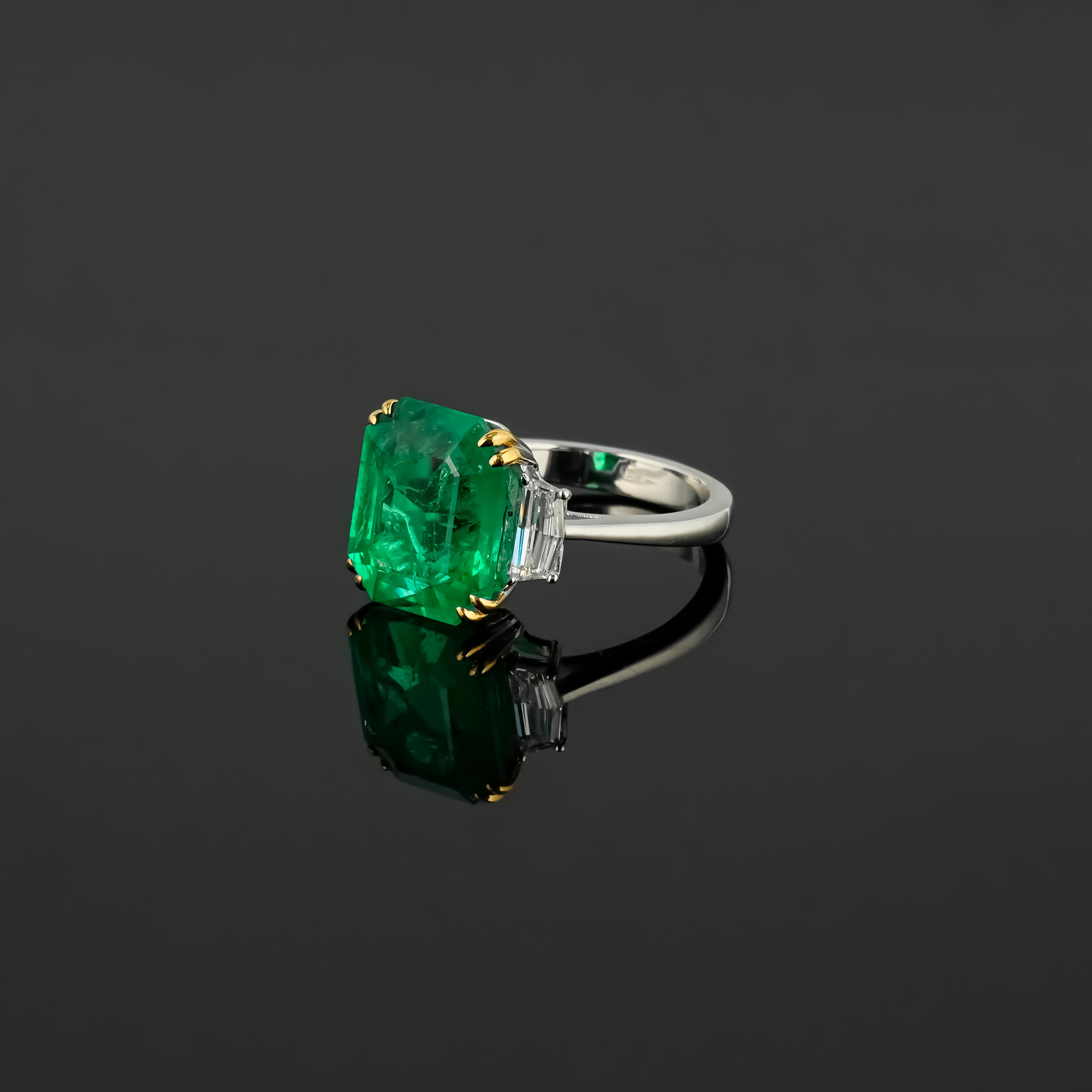 Modern Certified Classic Colombian Emerald Set 18K In White Gold Ring Engagement Ring For Sale