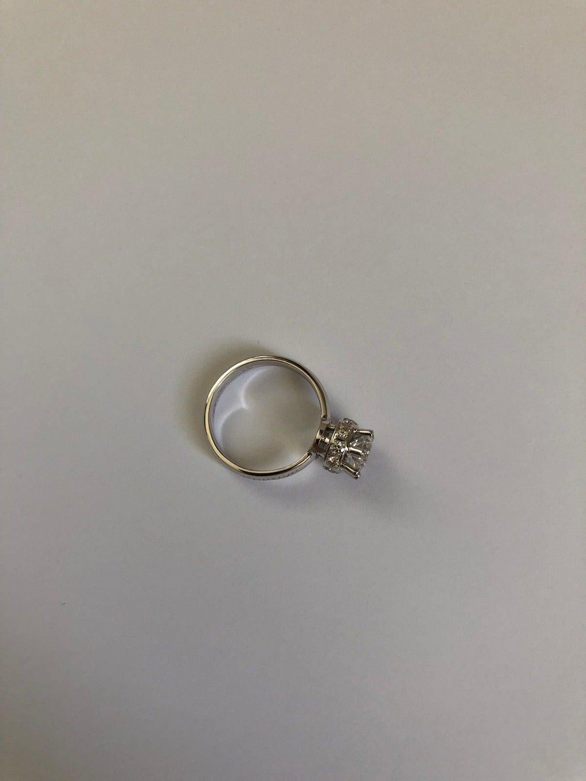 For Sale:  Certified Classical 1 Karat Round Diamond 18 Karat White Gold Engagement Ring 3