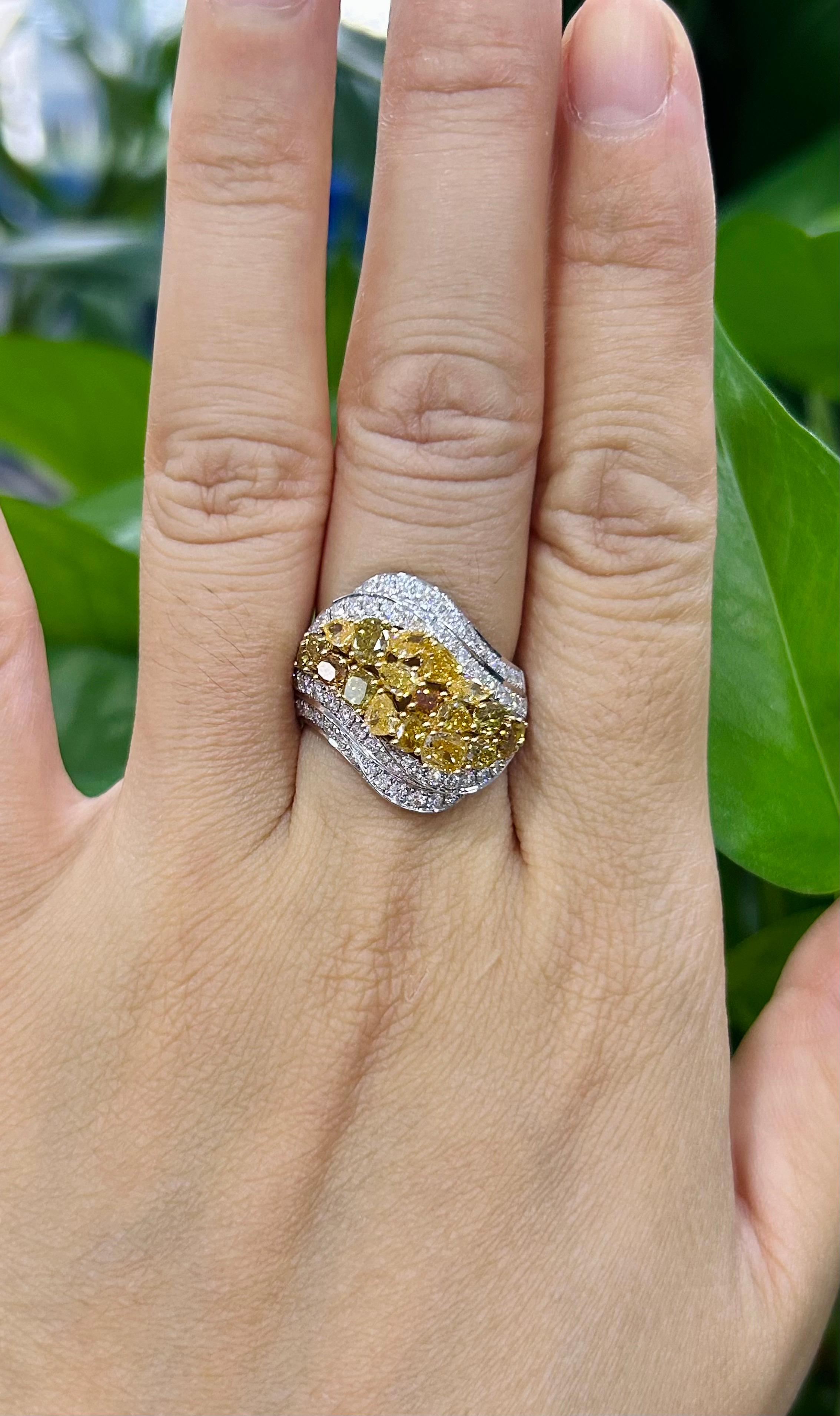 Entra in un mondo di lusso raffinato con questo squisito anello da cocktail certificato, impreziosito da diamanti naturali taglio rosa fancy-color che brillano con una brillantezza morbida e organica. Ogni diamante è modellato nel romantico taglio a