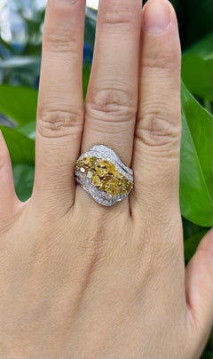 Anello da cocktail certificato con diamanti naturali di colore diverso in oro 18 carati
