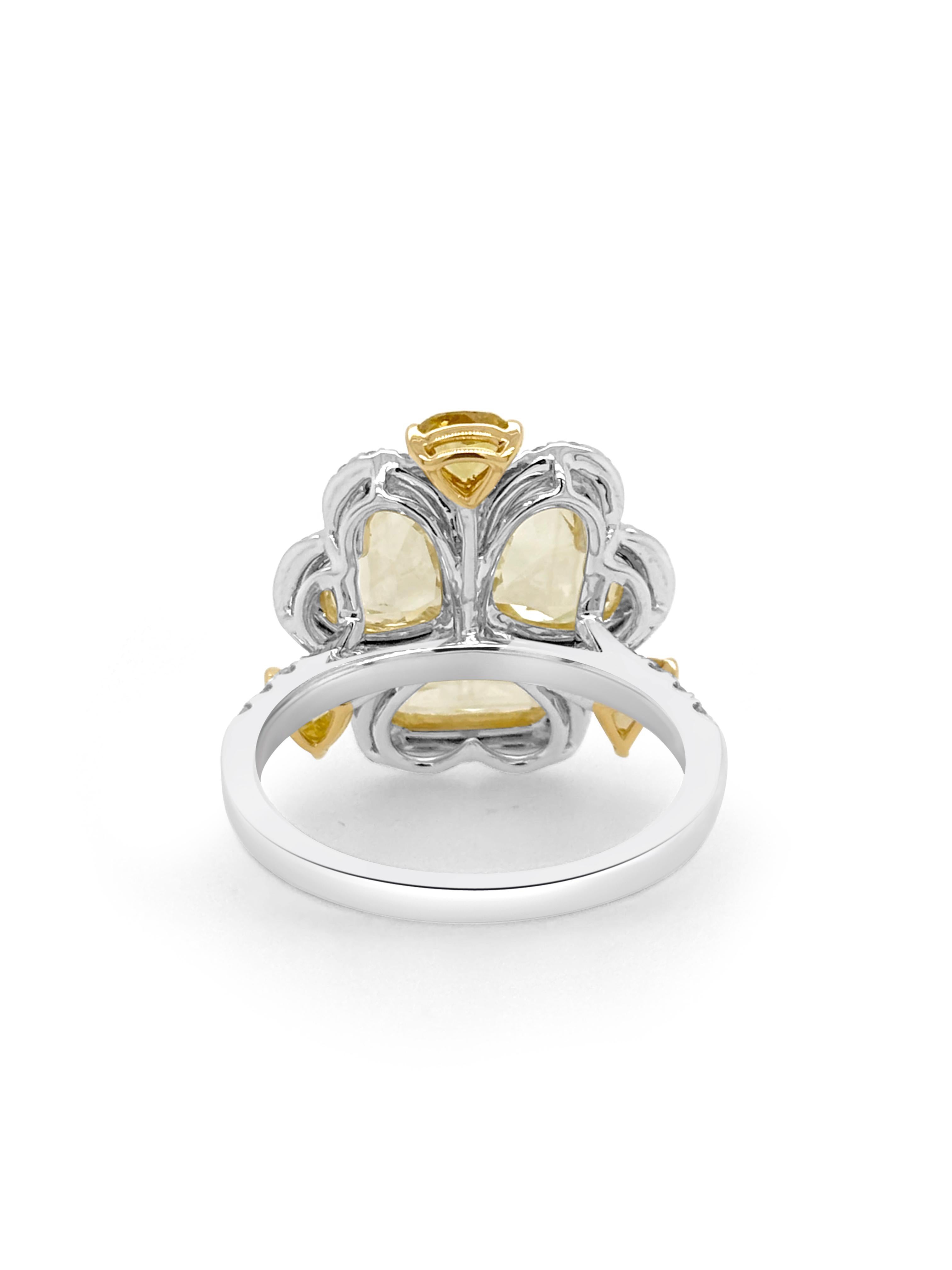 Ein auffälliger, zertifizierter Cocktailring mit natürlichen Diamanten im Rosenschliff, die in einer eleganten Dreiecksanordnung gefasst sind. Ihr weicher, durchscheinender Glanz wird durch einen funkelnden Rahmen aus natürlichen weißen Diamanten