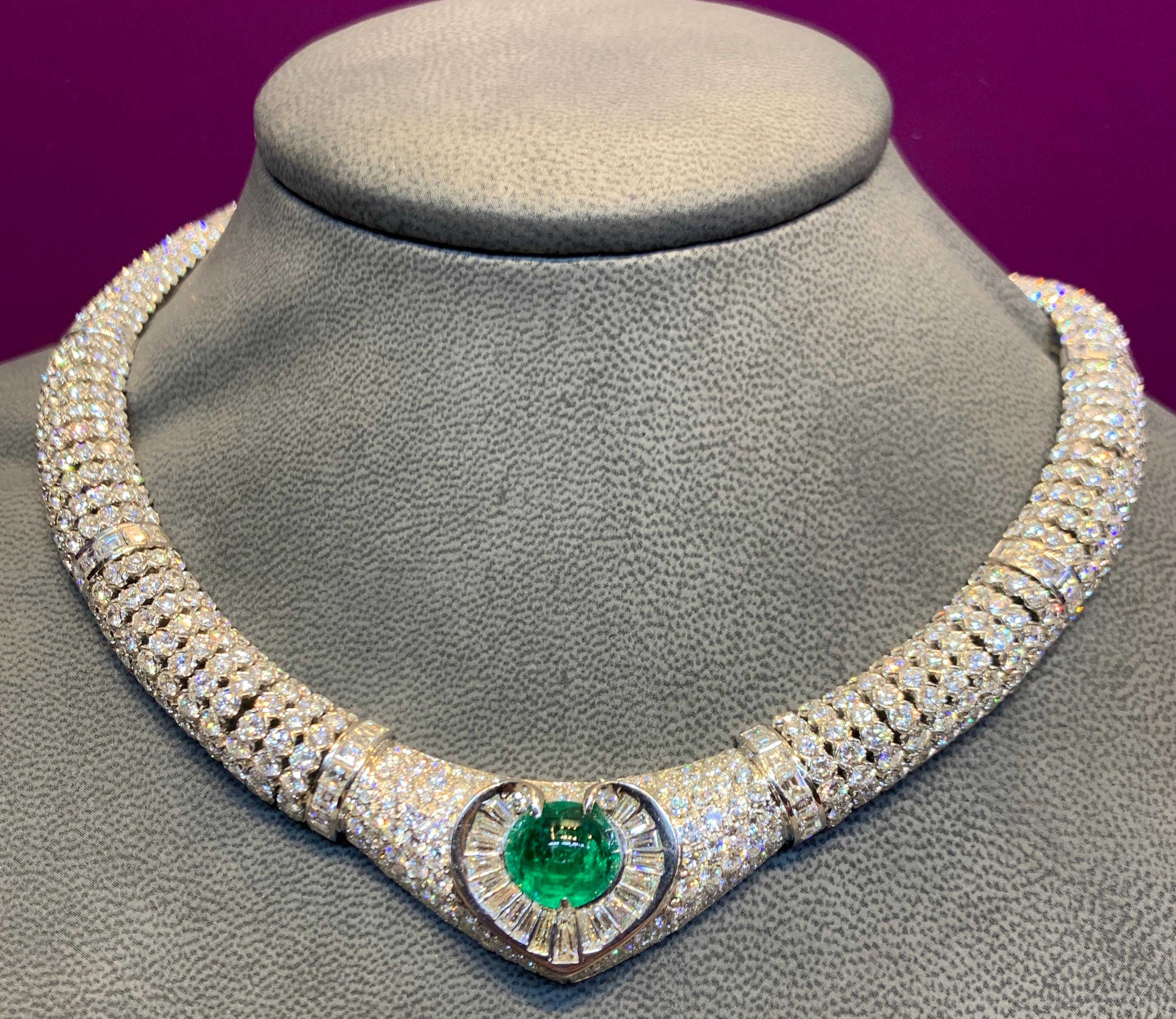 Certified Colombian Cabochon Emerald and Diamond Heart Shape Necklace In Excellent Condition For Sale In New York, NY