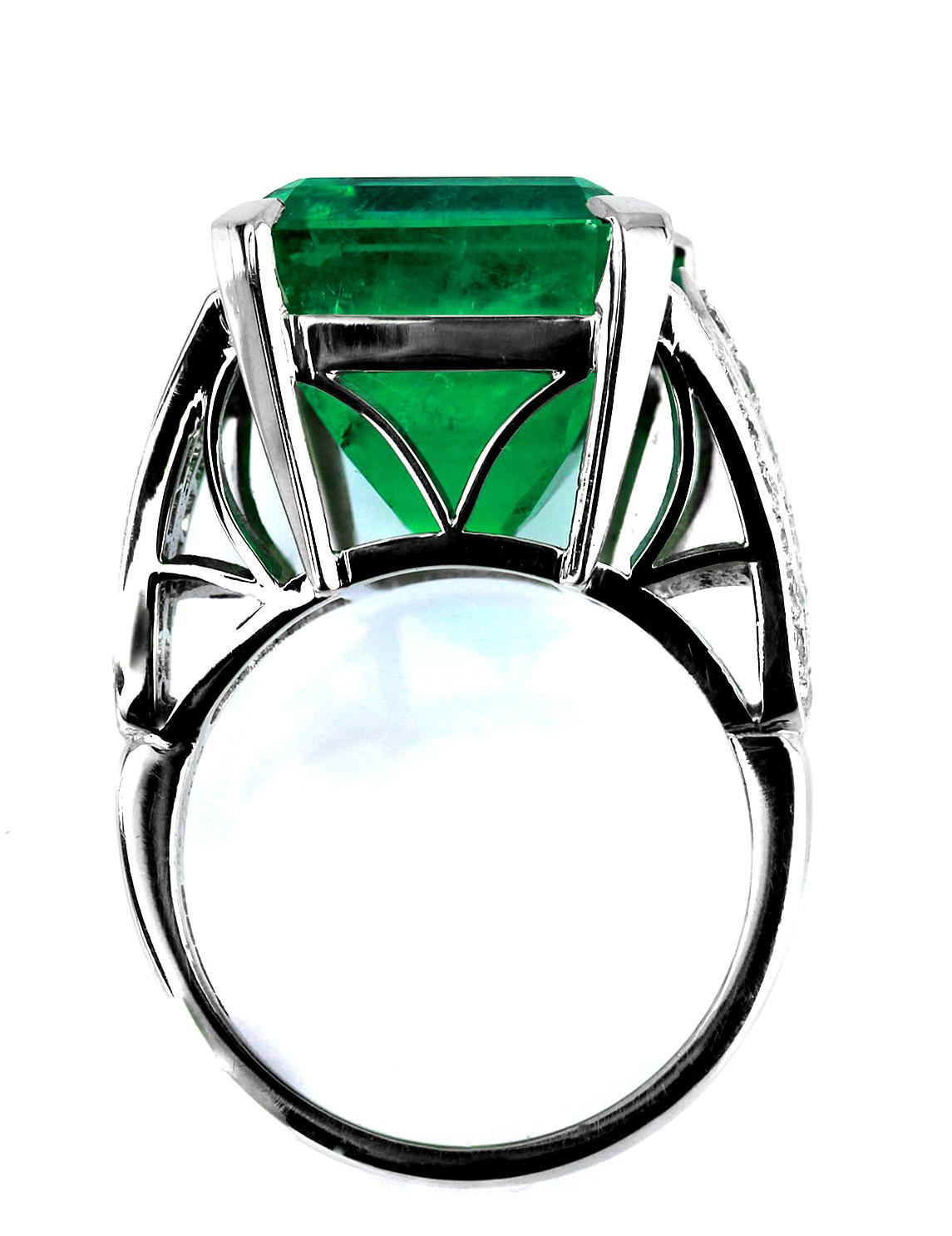Emerald Cut Certified Colombian Emerald 12.9 Carat and Diamonds Fleur-de-Lis Design Ring