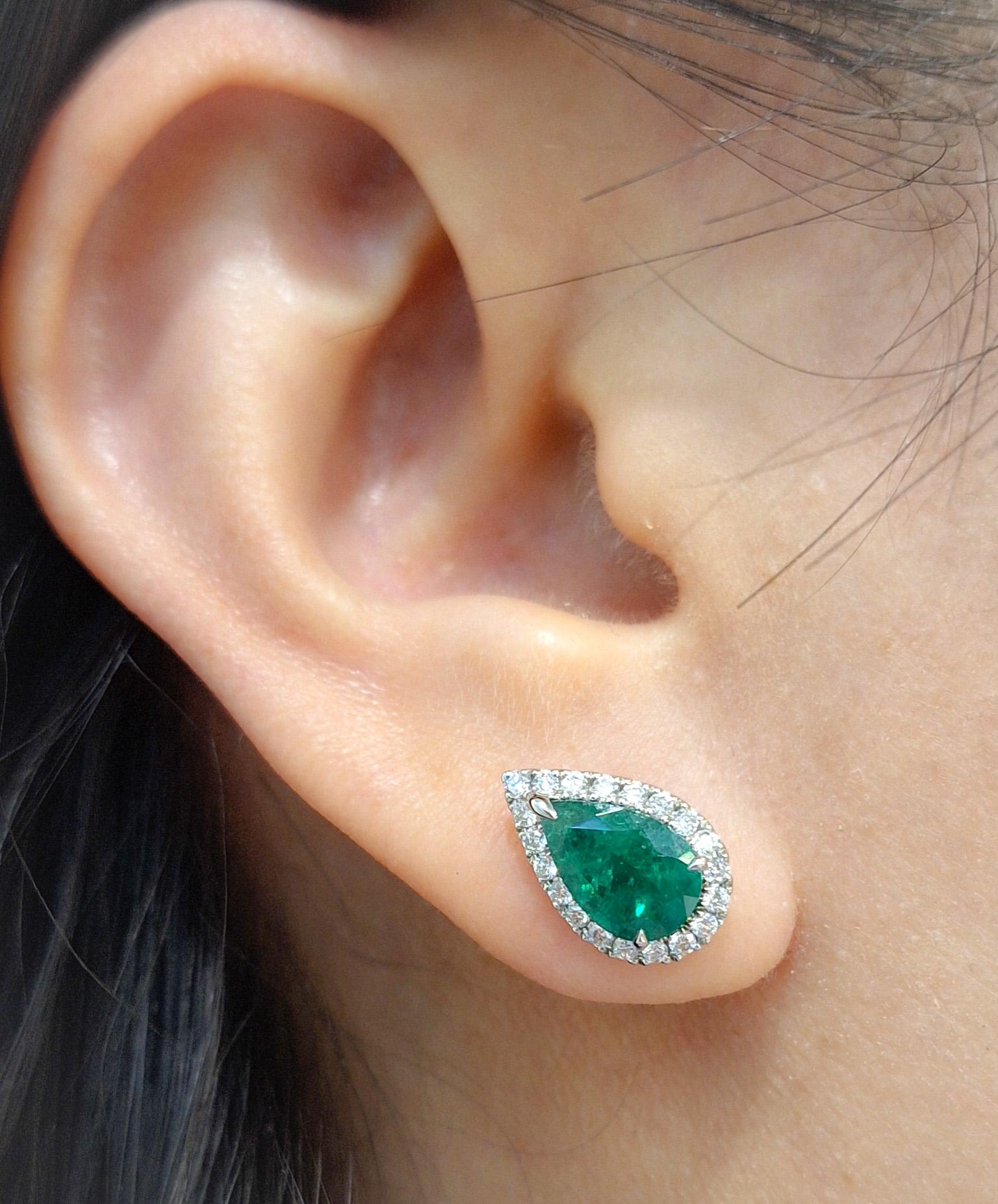 Women's Certified Colombian Emerald 18k Gold Stud Earrings For Sale