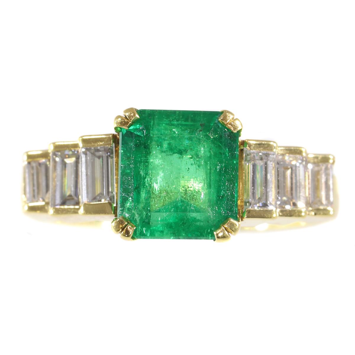 Modern Certified Colombian Emerald 2.34 Carat and Diamond 18 Karat Gold French Ring For Sale