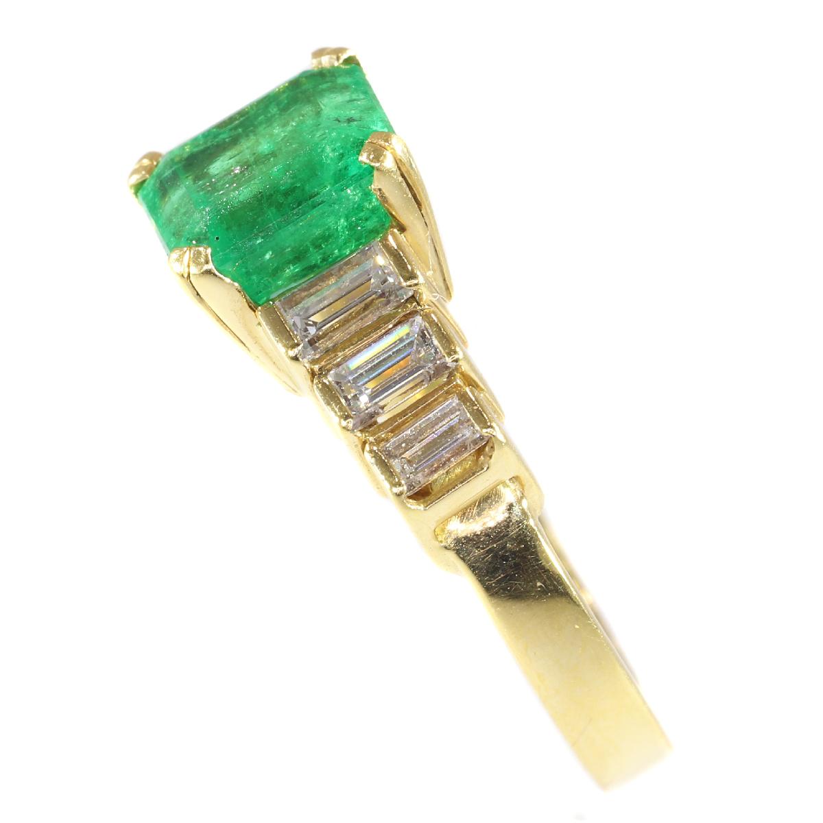Certified Colombian Emerald 2.34 Carat and Diamond 18 Karat Gold French Ring For Sale 1