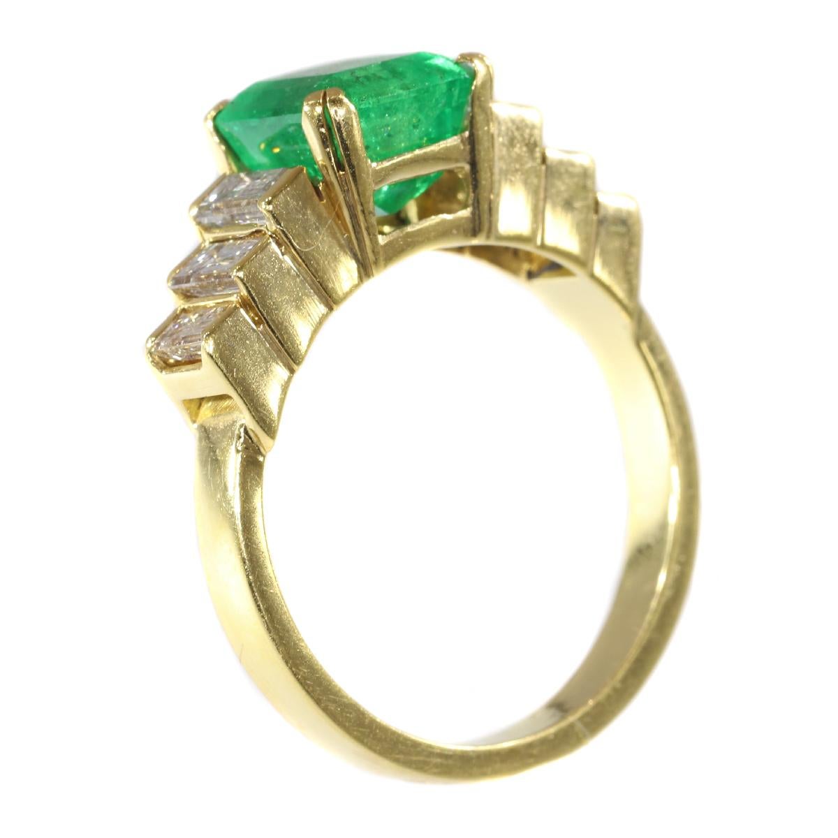 Certified Colombian Emerald 2.34 Carat and Diamond 18 Karat Gold French Ring For Sale 2
