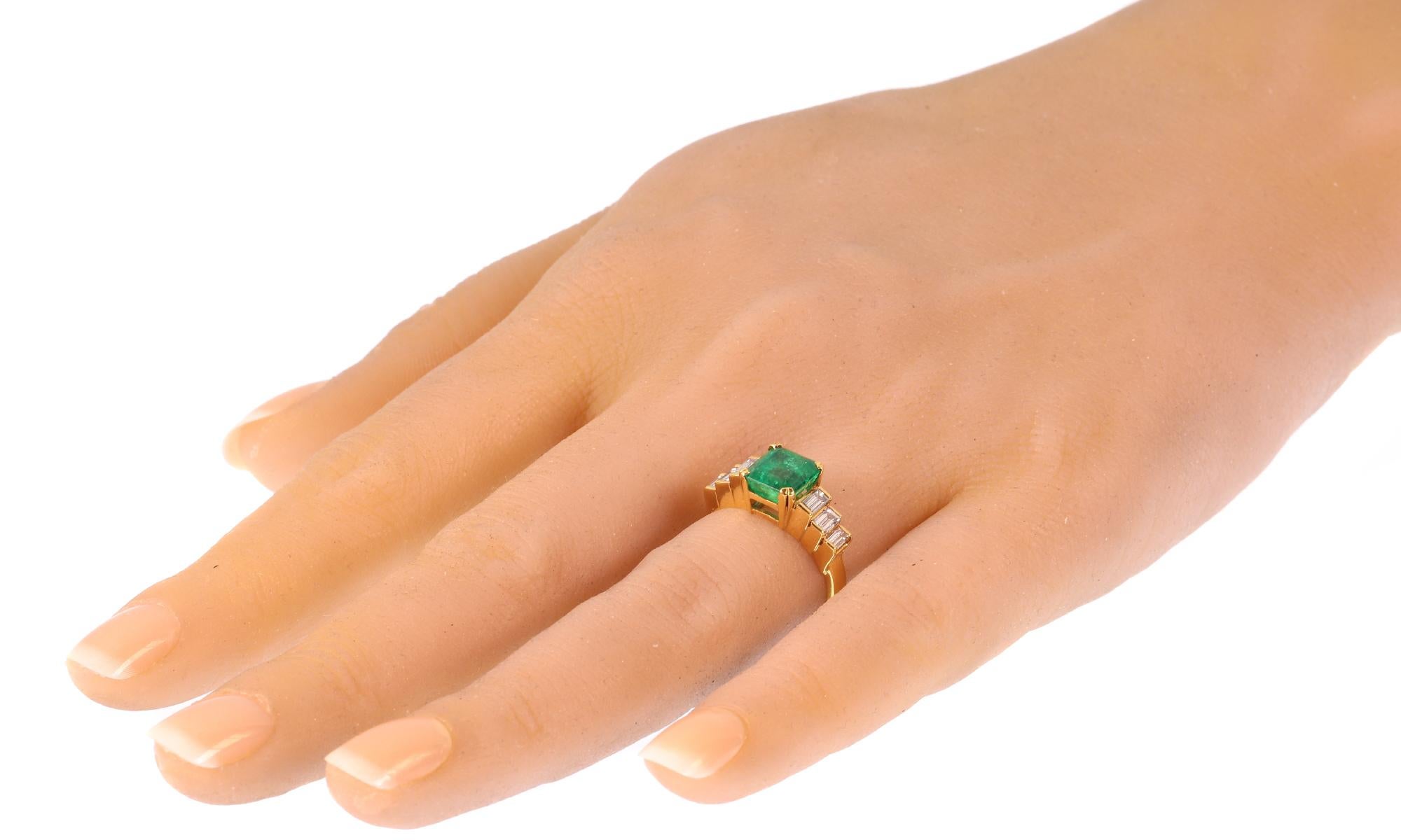 Certified Colombian Emerald 2.34 Carat and Diamond 18 Karat Gold French Ring For Sale 6