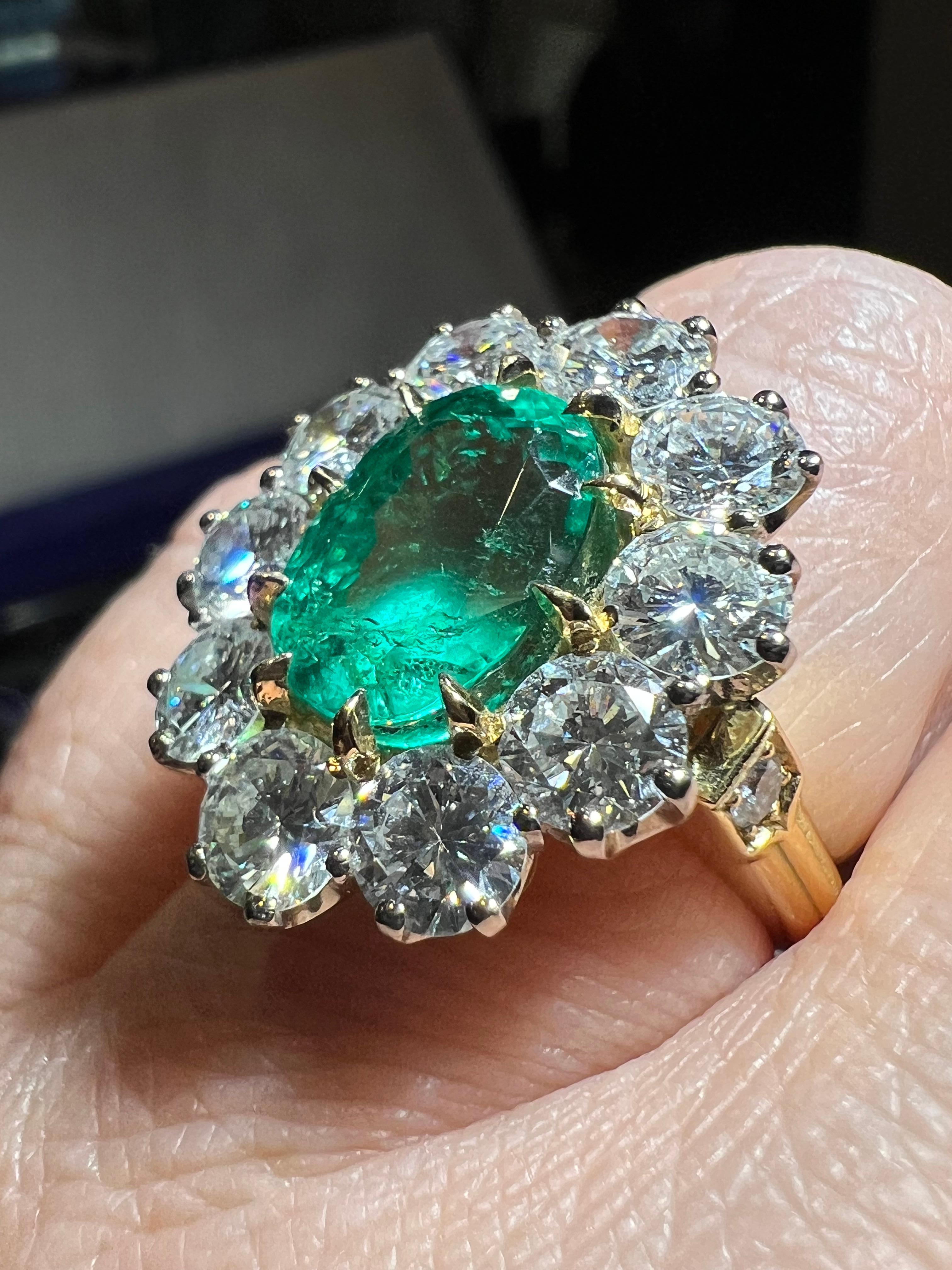 Cette bague rare et lumineuse rend hommage à la somptuosité intemporelle de la haute joaillerie ancienne. En son cœur se trouve une émeraude colombienne naturelle certifiée de 4,99 carats, qui rayonne d'un vert vif et profond,  une pierre qui semble