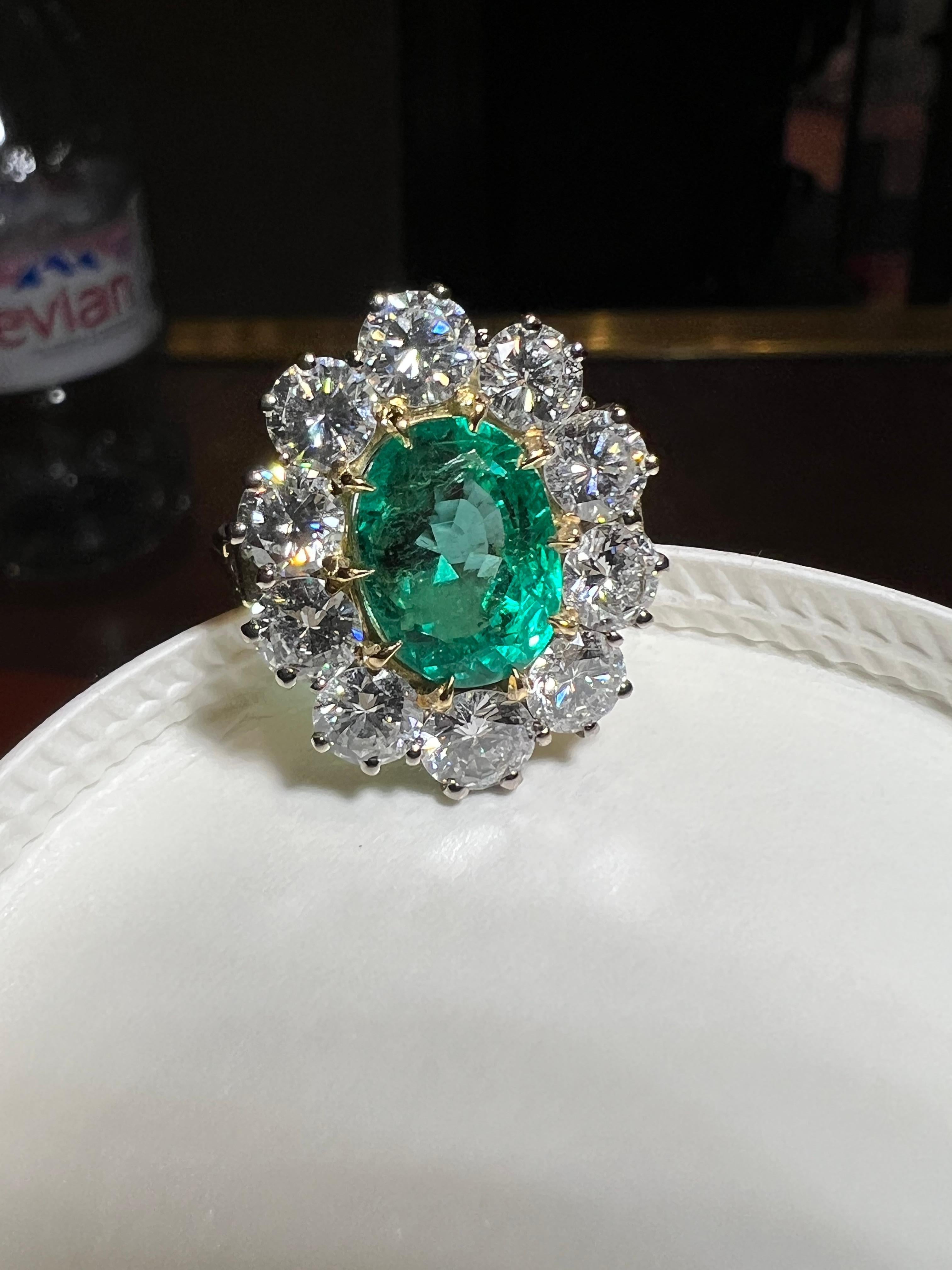 Bague en or 18 carats avec émeraude colombienne certifiée de 4,99 carats et diamants de 3,92 carats en vente 2