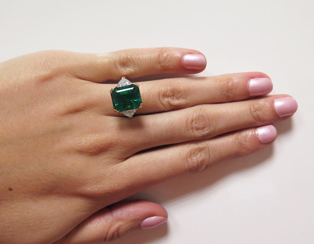 Certified Colombian Emerald 7.75ct & Diamonds 3-Stone Ring in 18ct Gold, Vintage In New Condition In London, GB