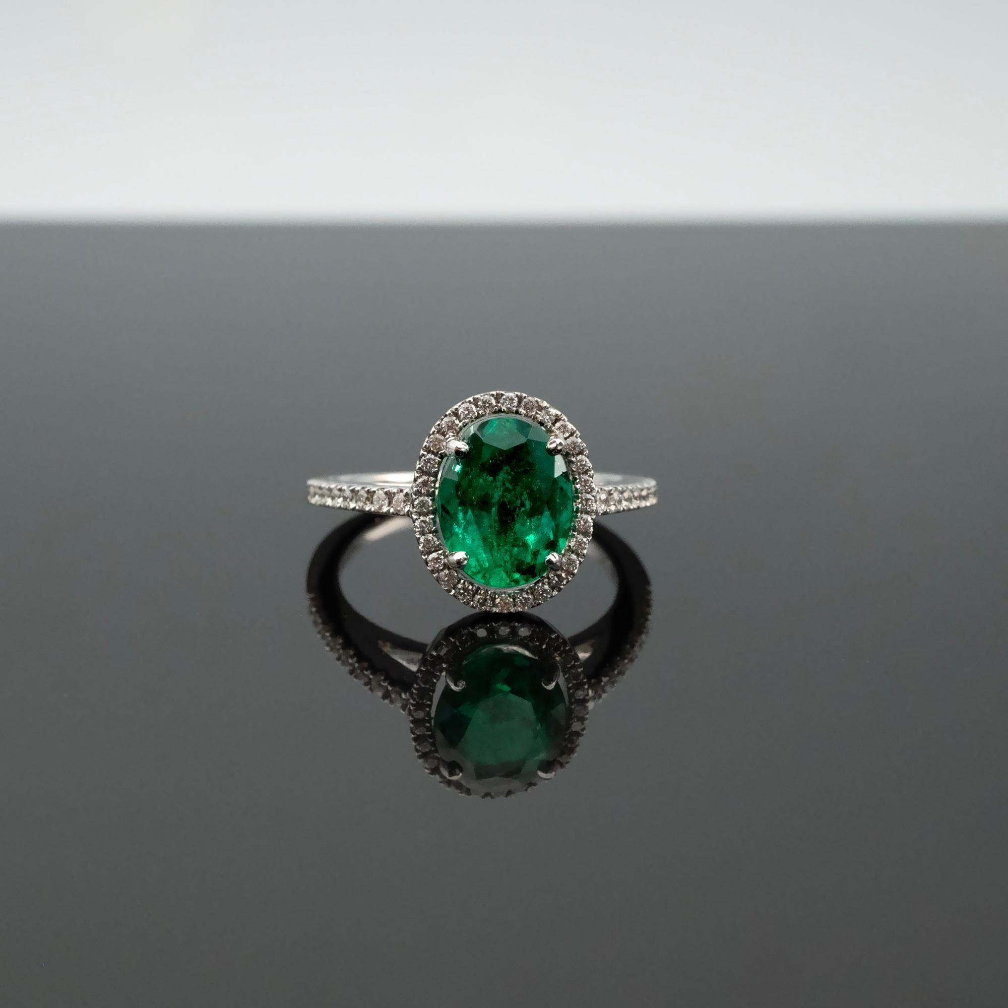 Certified Colombian Emerald and Diamond 18-Kt gold Halo-Ring In New Condition For Sale In Monte Carlo, MC