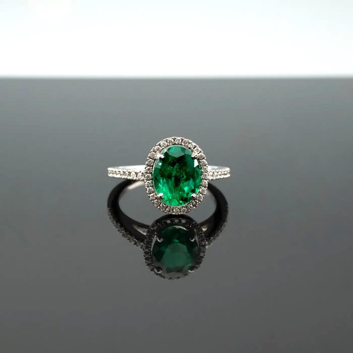 Contemporary Certified Colombian Emerald and Diamond 18-Kt gold Halo-Ring For Sale