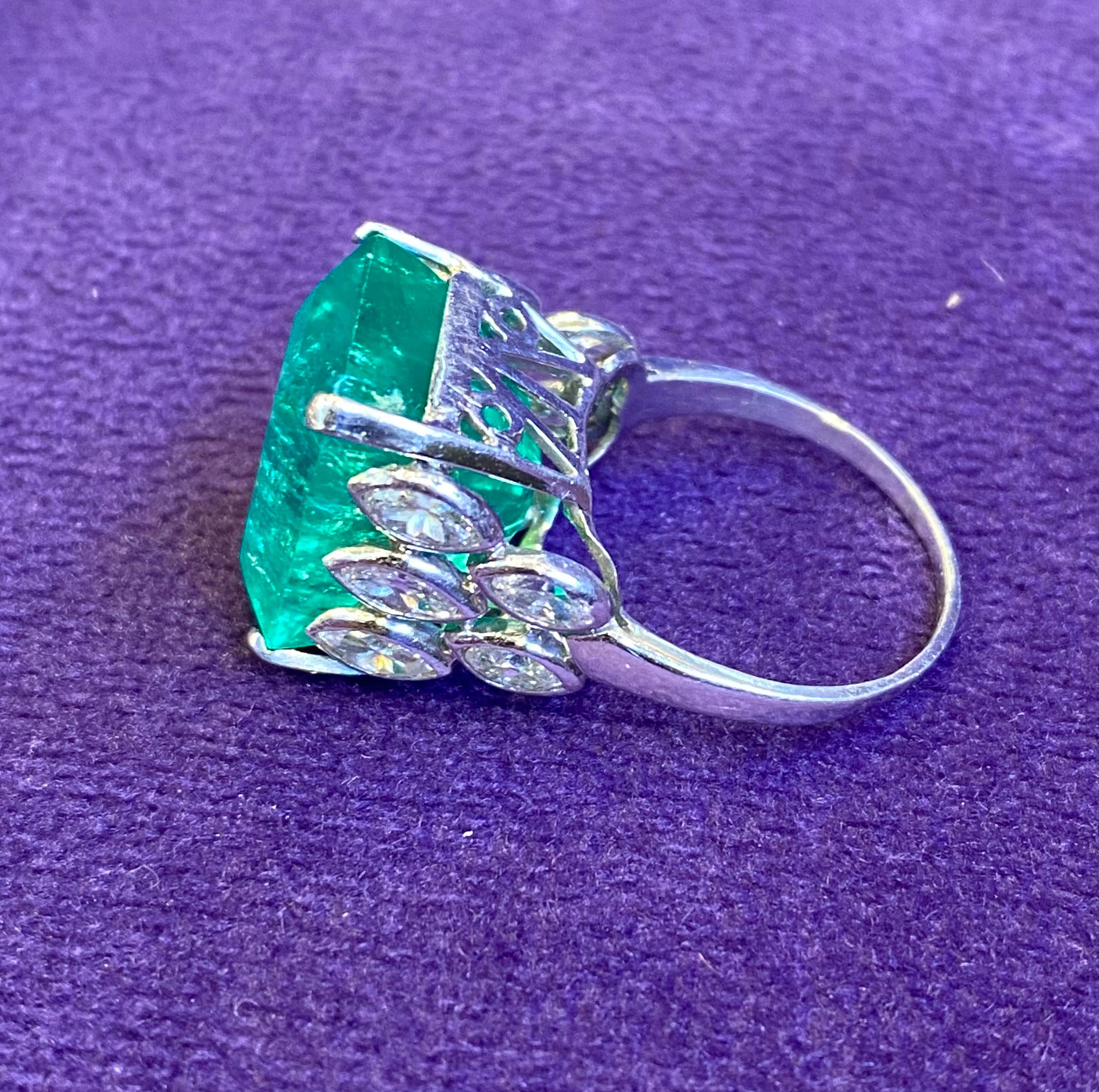 Certified Colombian Emerald and Diamond Ring In Excellent Condition For Sale In New York, NY