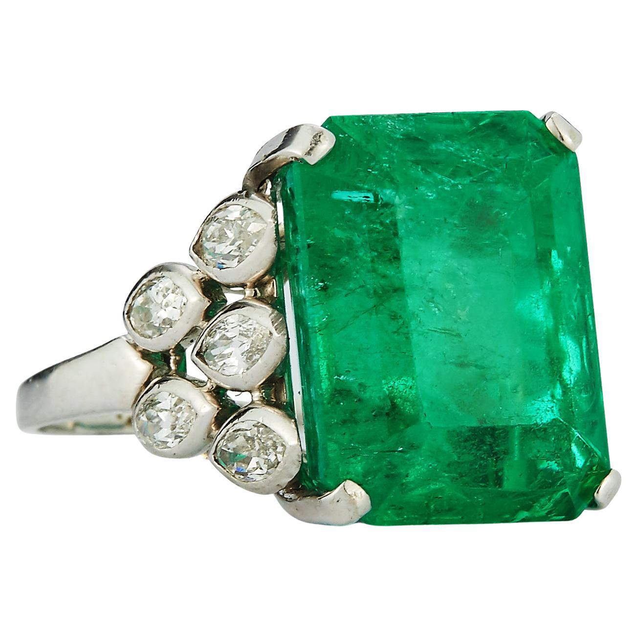 Certified Colombian Emerald and Diamond Ring For Sale