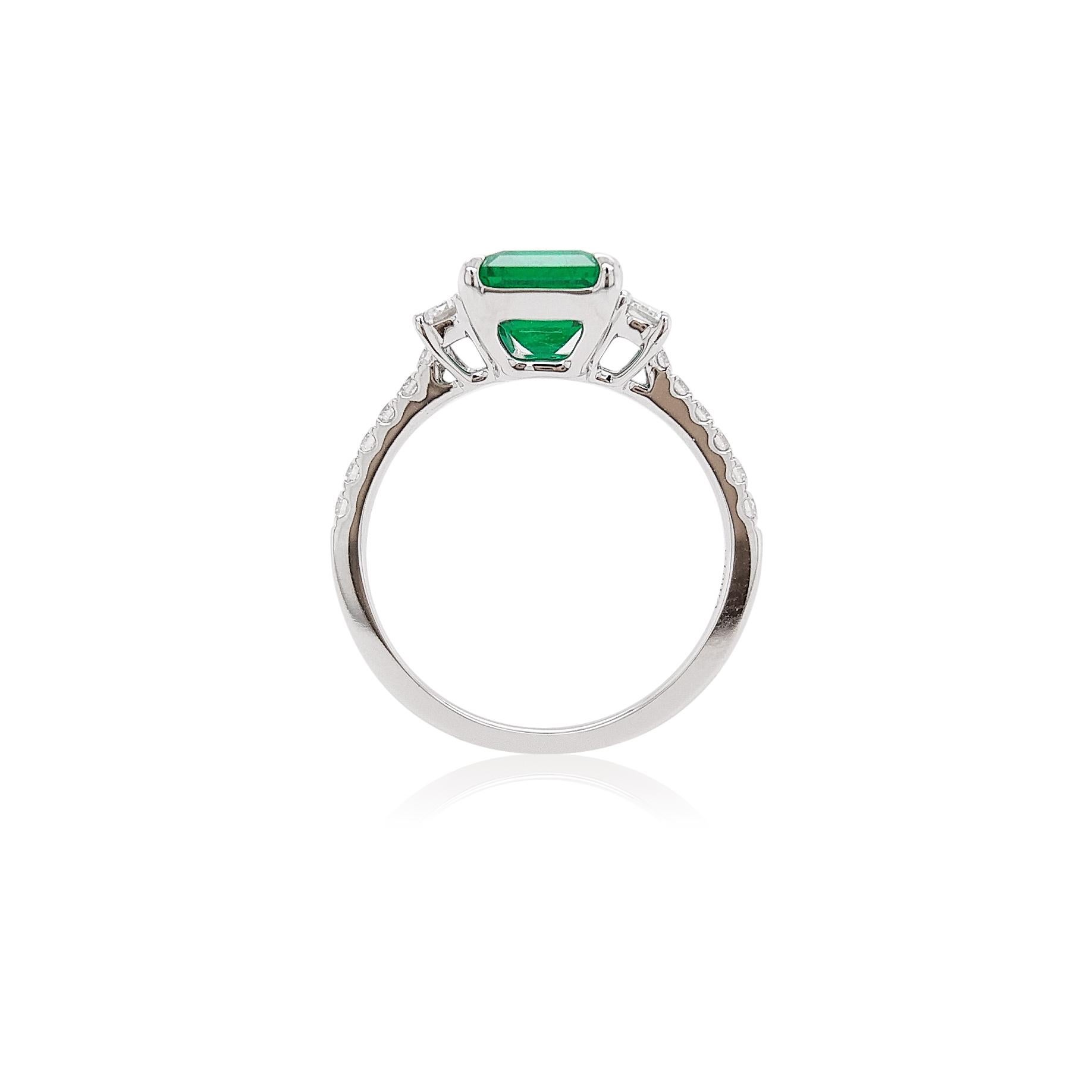 Zertifizierter kolumbianischer Smaragd und weißer Diamant in 18K Verlobungsring mit drei Steinen (Zeitgenössisch) im Angebot