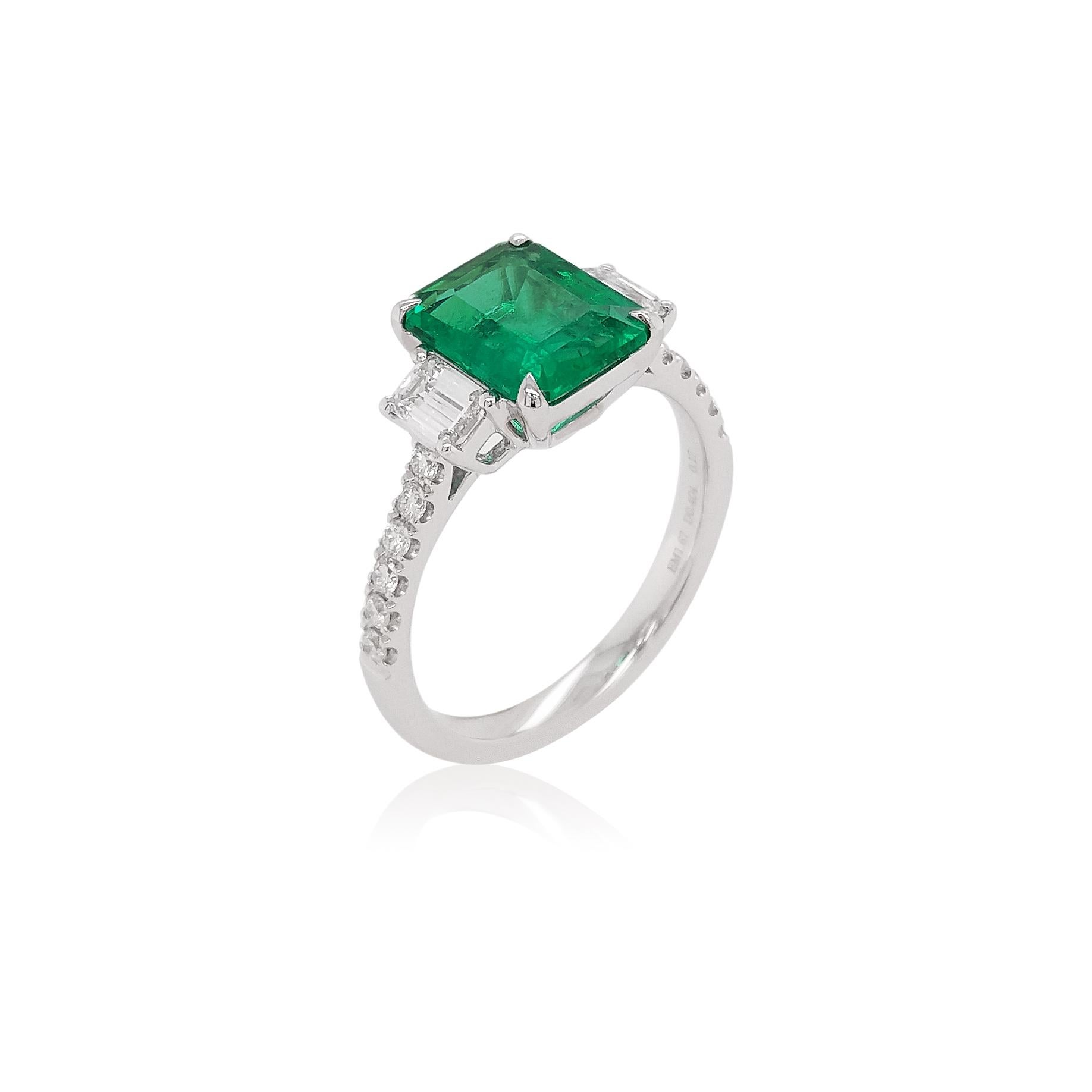 Zertifizierter kolumbianischer Smaragd und weißer Diamant in 18K Verlobungsring mit drei Steinen (Smaragdschliff) im Angebot