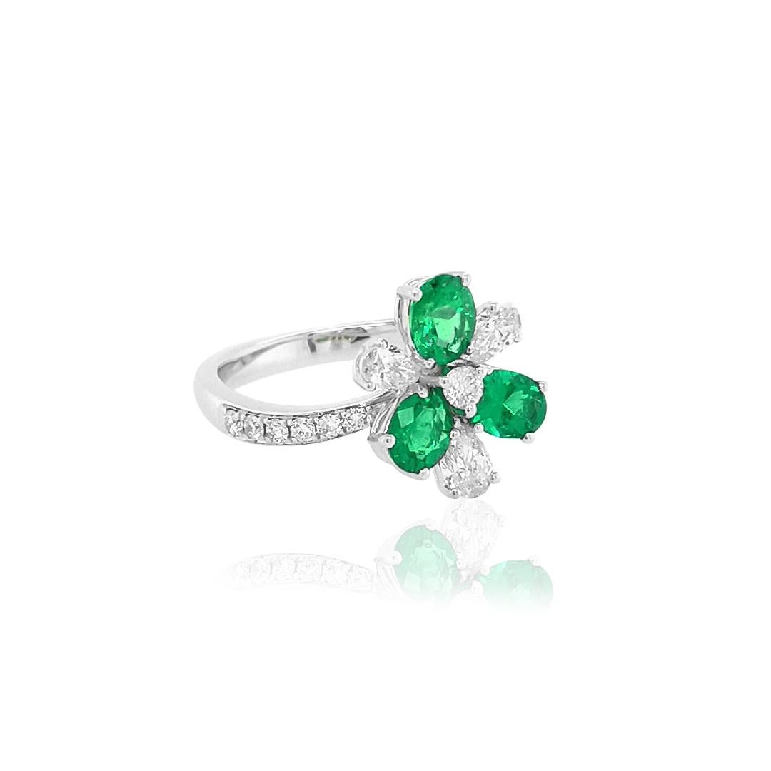Certified Colombian Emerald White Diamond 18K Gold Cocktail Ring In New Condition For Sale In Hong Kong, HK