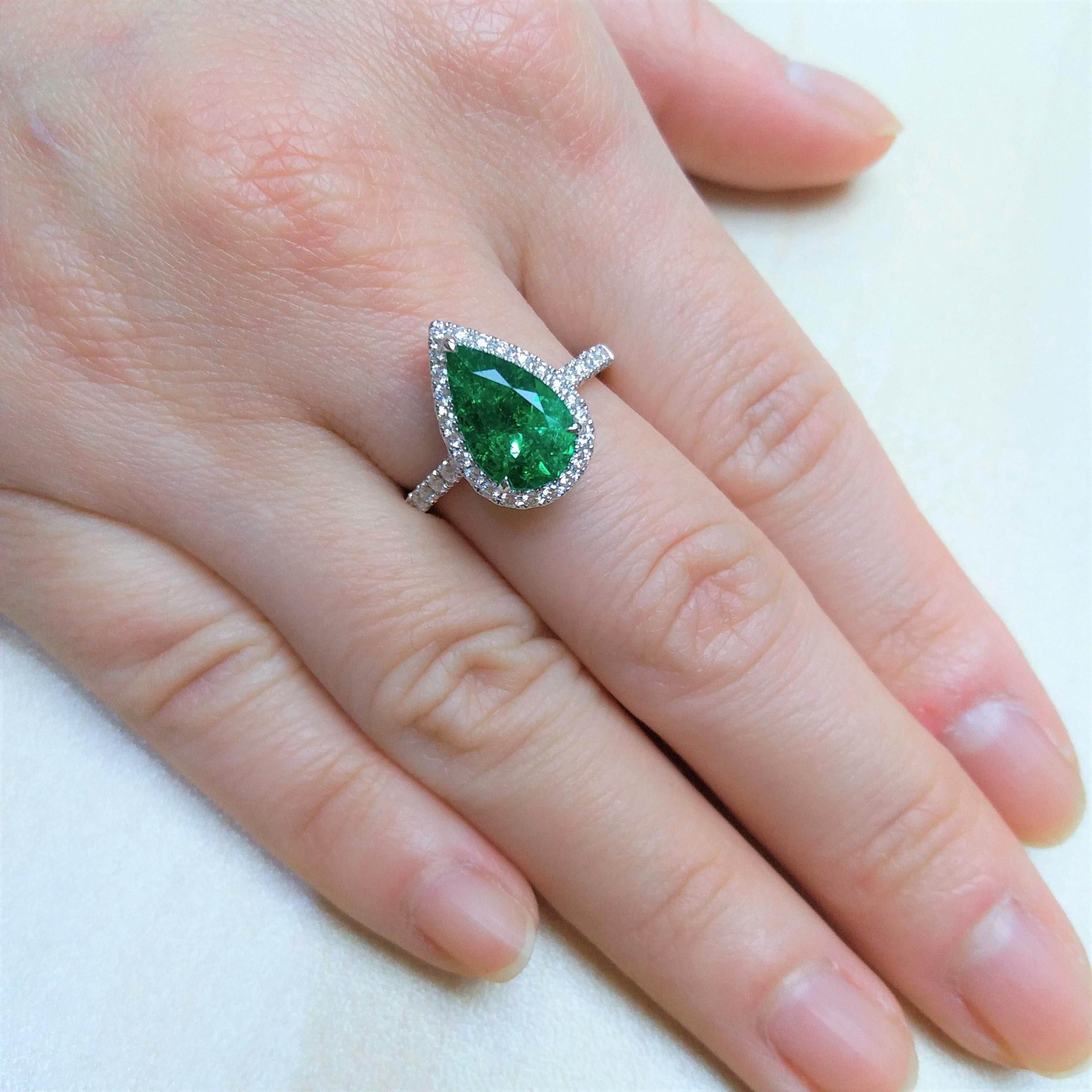 Certified Colombian Emerald White Diamond 18K Gold Engagement Ring In New Condition In Hong Kong, HK