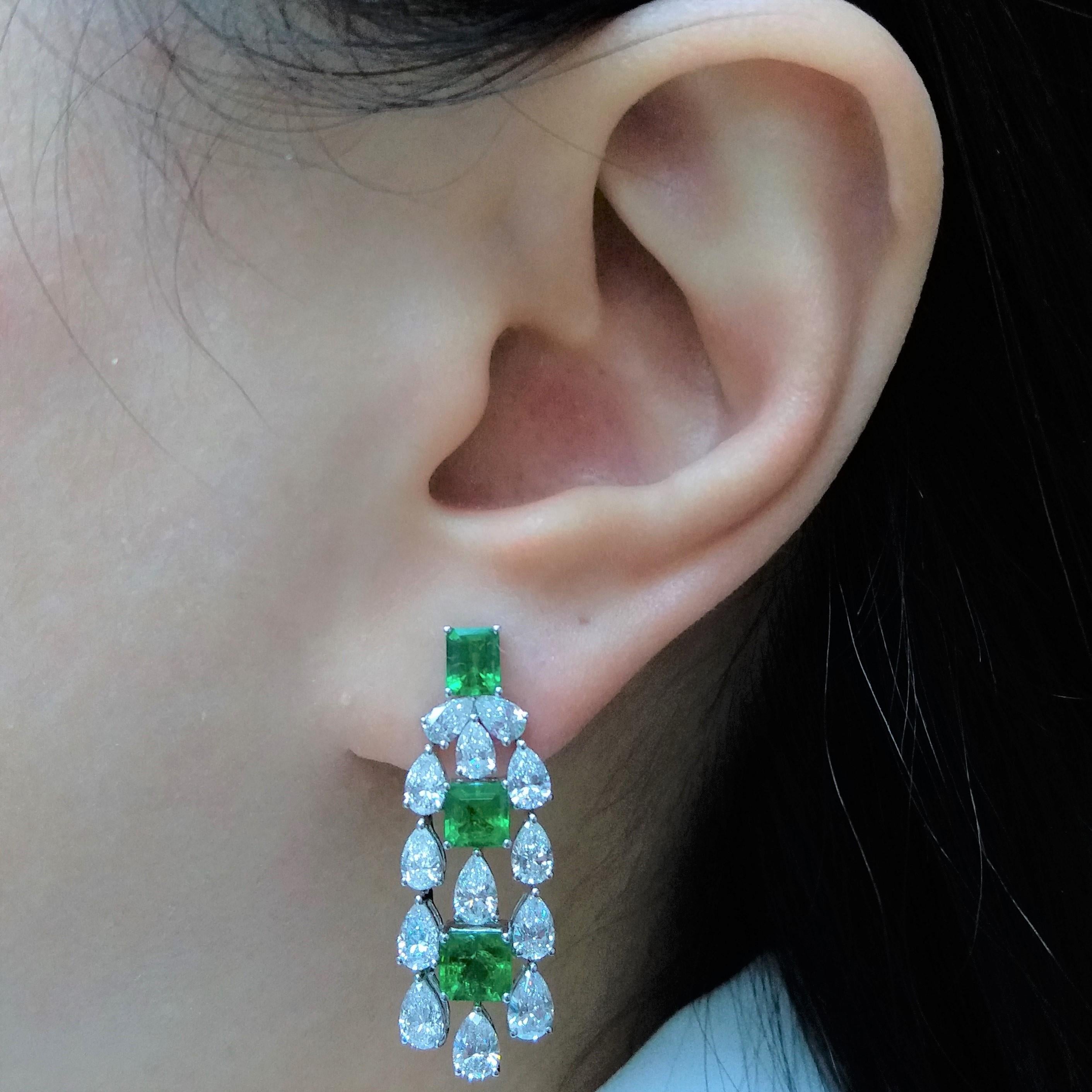 Certified Colombian Emerald White Diamond 18K White Gold Dangle Earrings In New Condition In Hong Kong, HK