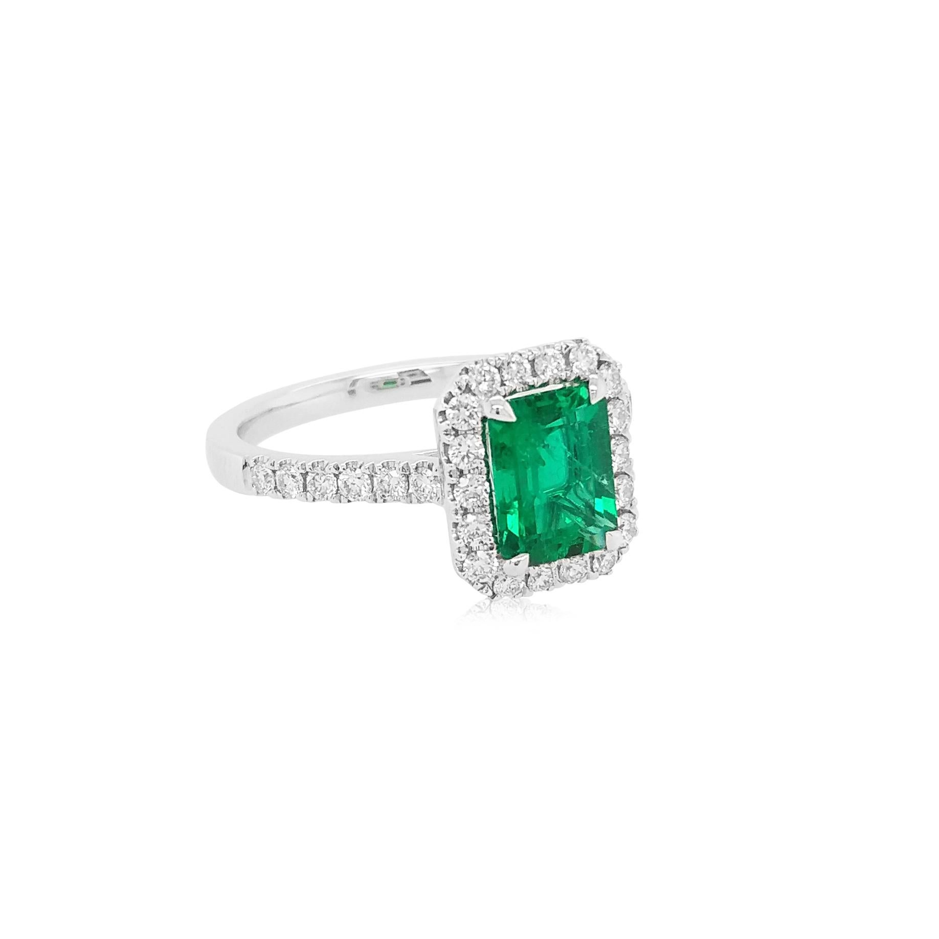 Certified Colombian Emerald Platinum Wedding Ring In New Condition For Sale In Hong Kong, HK