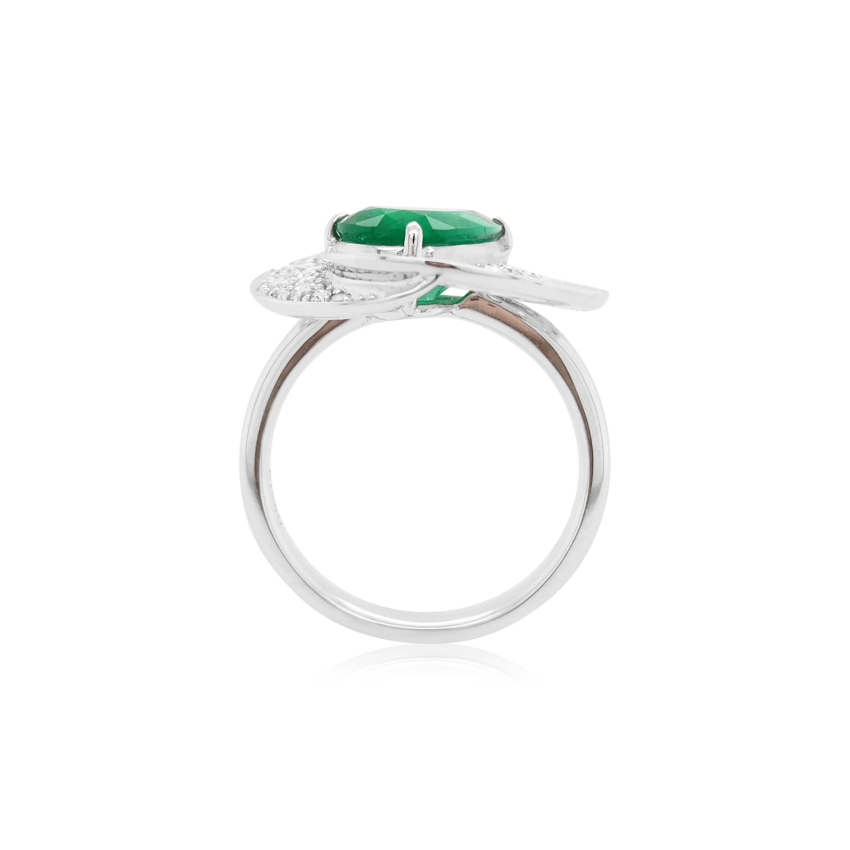 Contemporary Certified Colombian Emerald Rose-Cut Diamond 18K Cocktail Ring For Sale