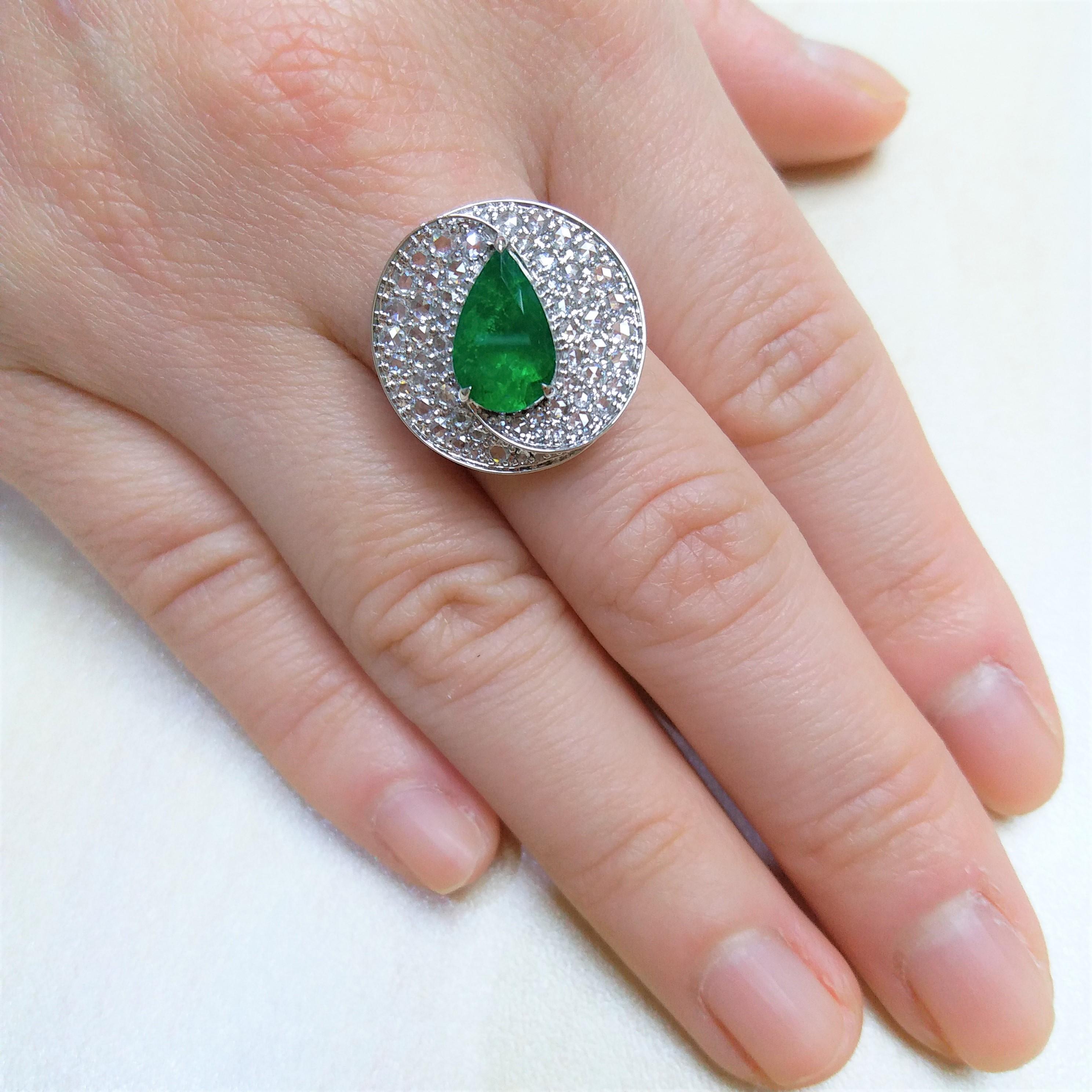 Bague cocktail 18 carats avec émeraude de Colombie certifiée et diamant taille rose en vente 2