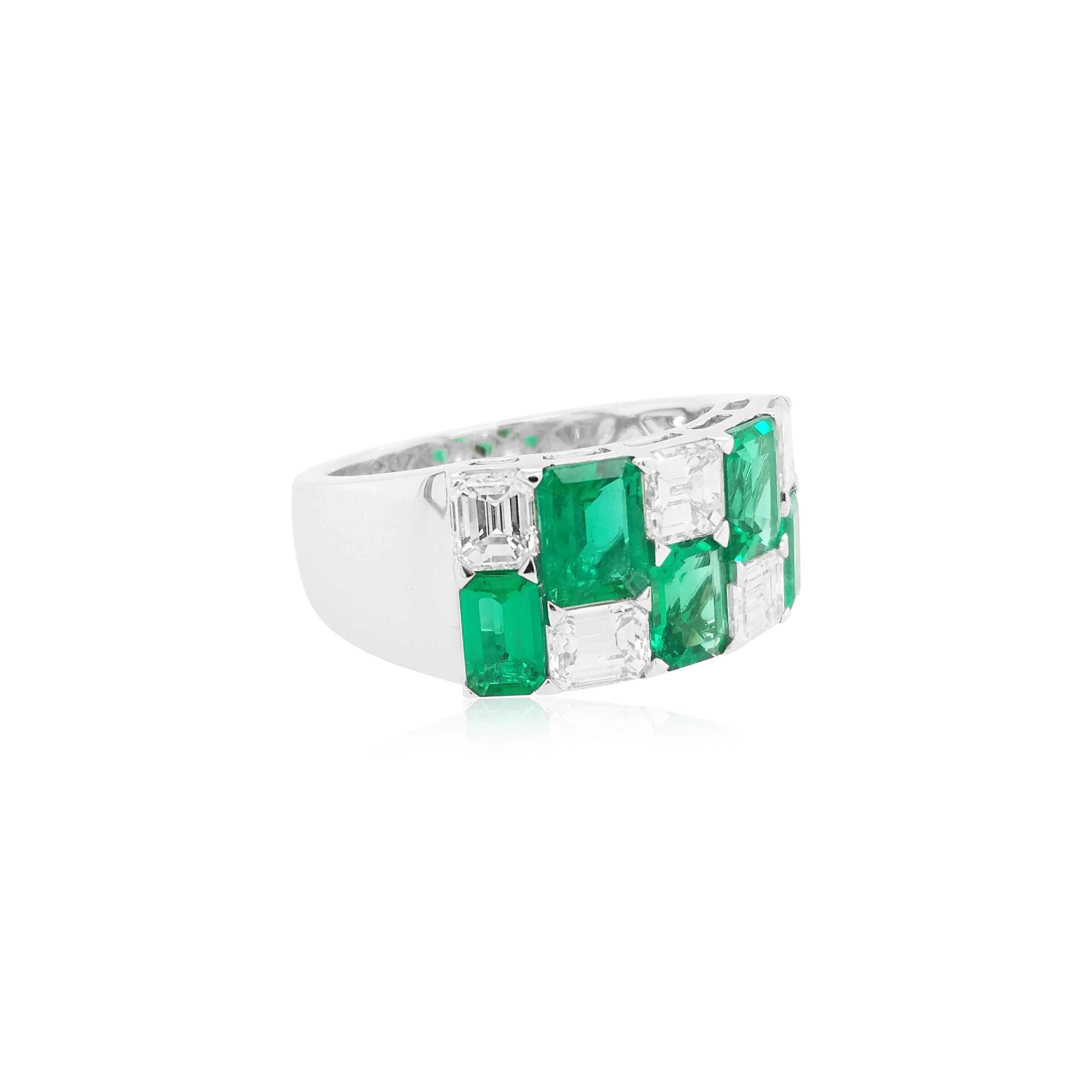 Certified Colombian Emerald White Diamond 18K Gold Cocktail Ring In New Condition For Sale In Hong Kong, HK