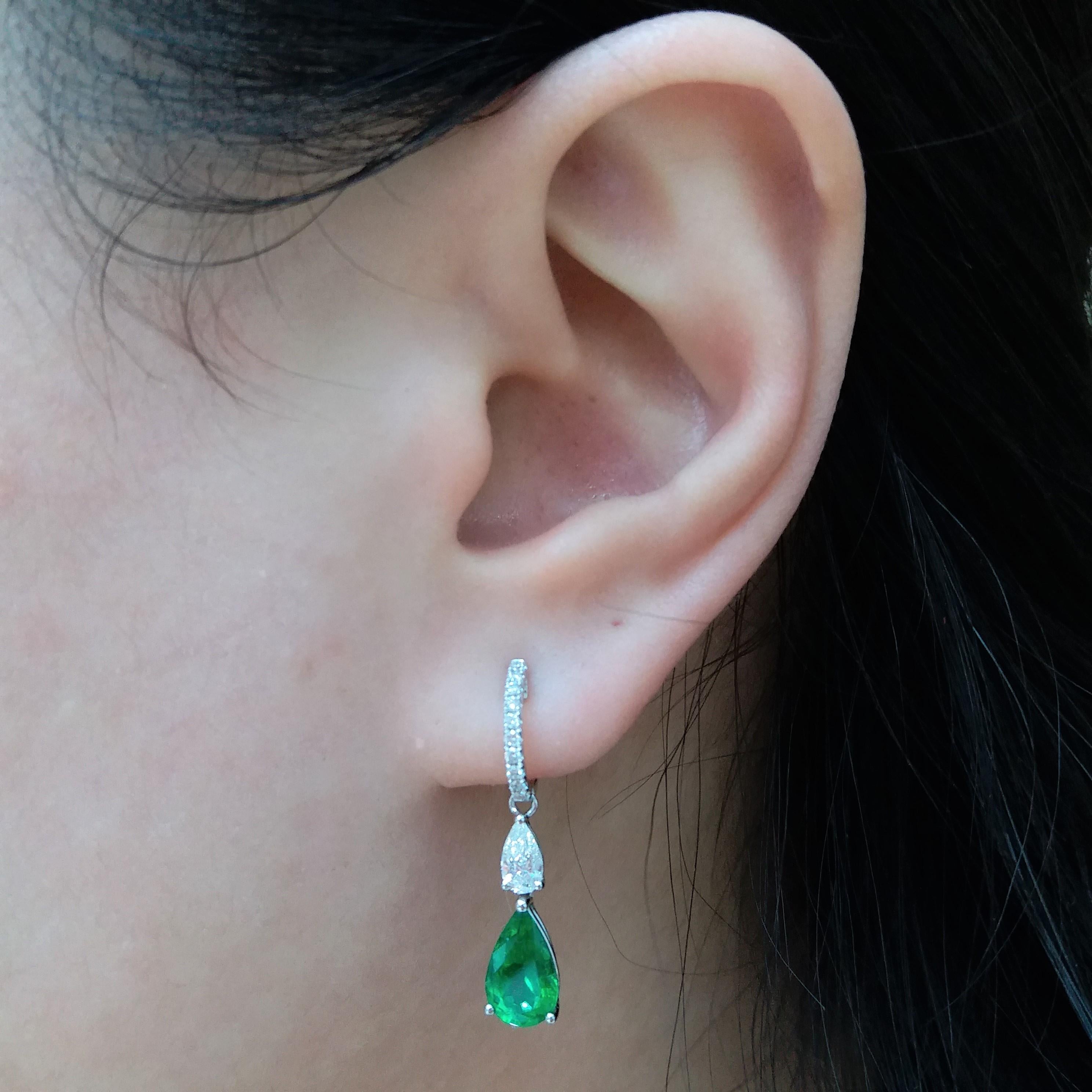 Boucles d'oreilles en or 18K avec émeraude colombienne certifiée et diamant blanc Pour femmes en vente