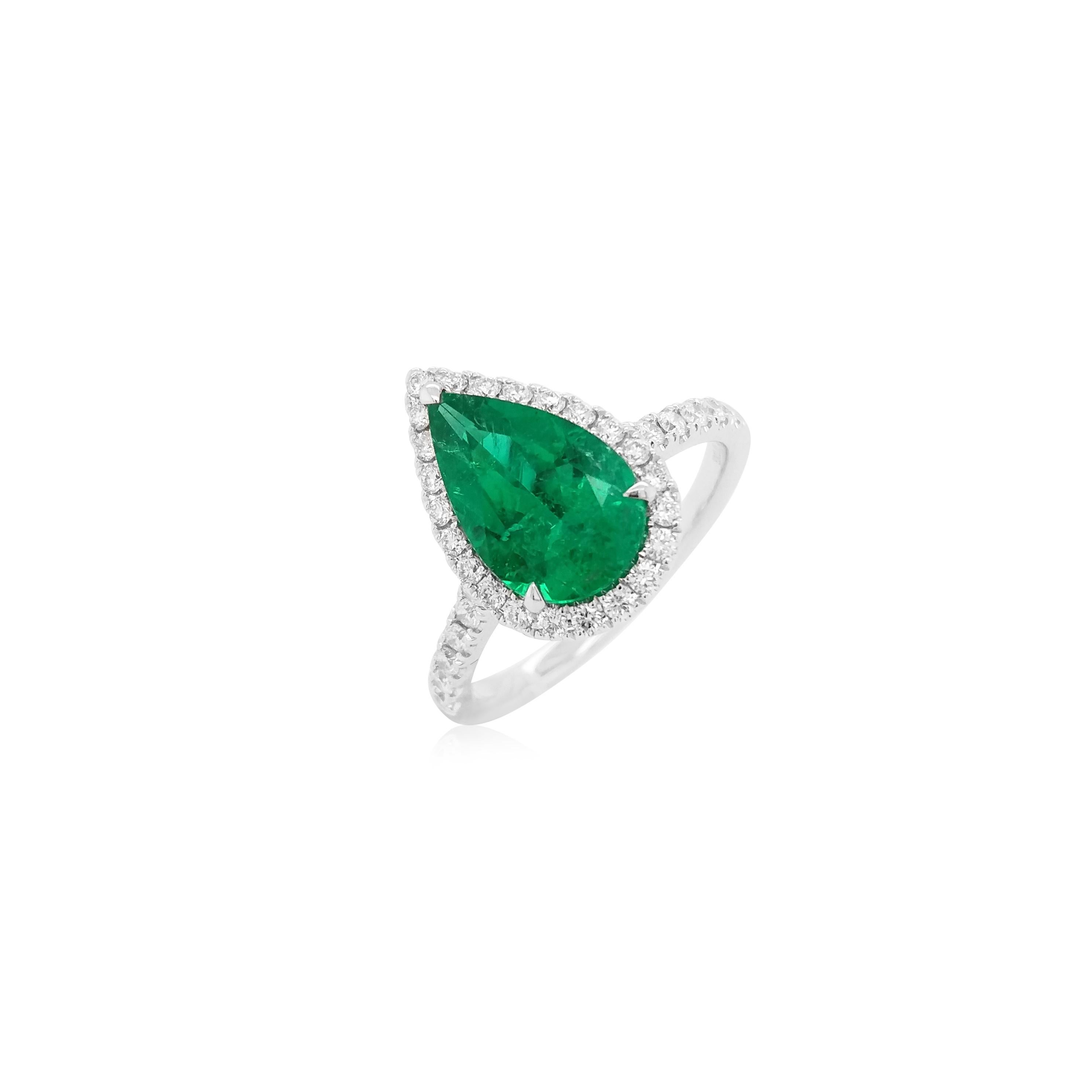 Contemporary Certified Colombian Emerald White Diamond 18K Gold Engagement Ring
