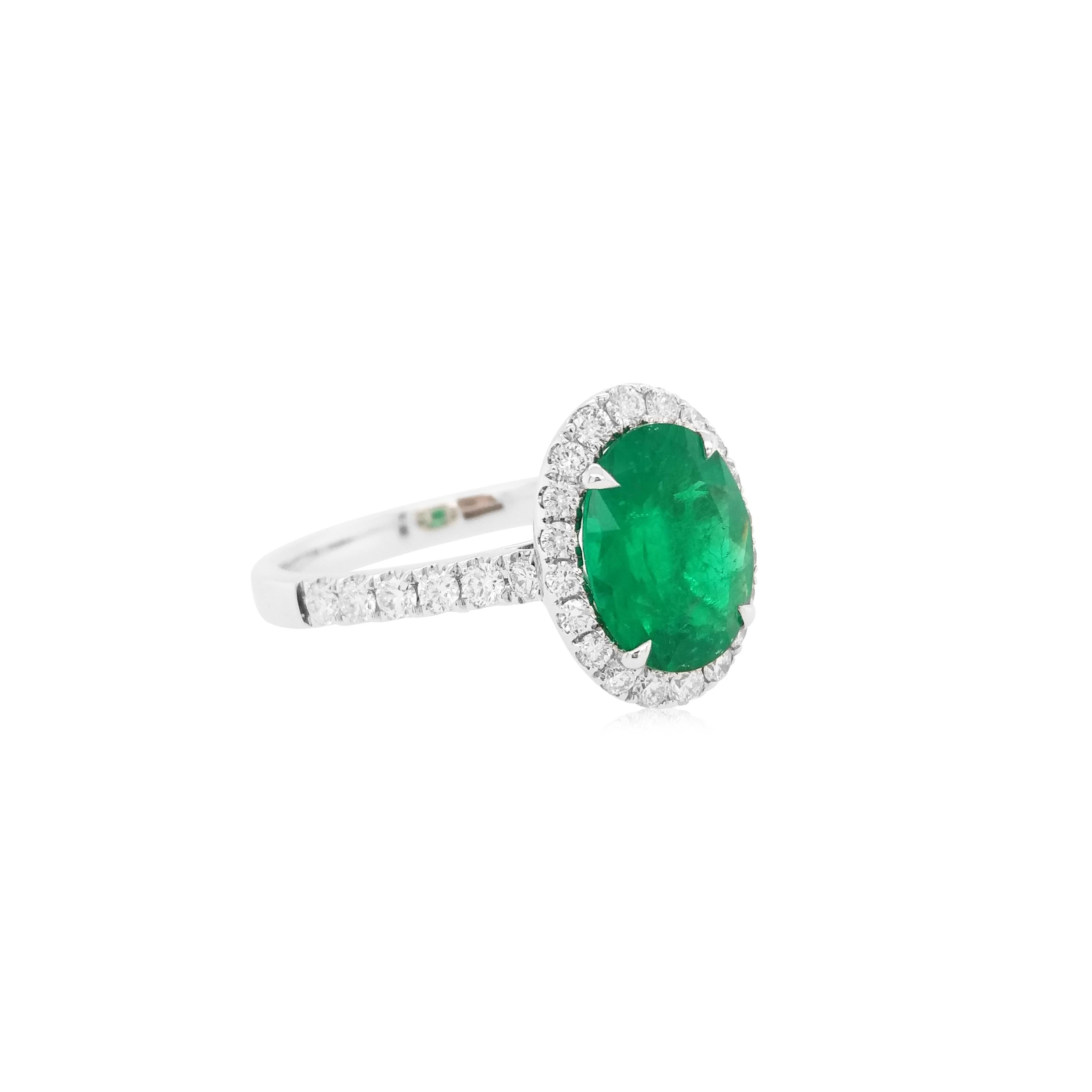 Certified Colombian Emerald White Diamond 18K Gold Engagement Ring In New Condition For Sale In Hong Kong, HK