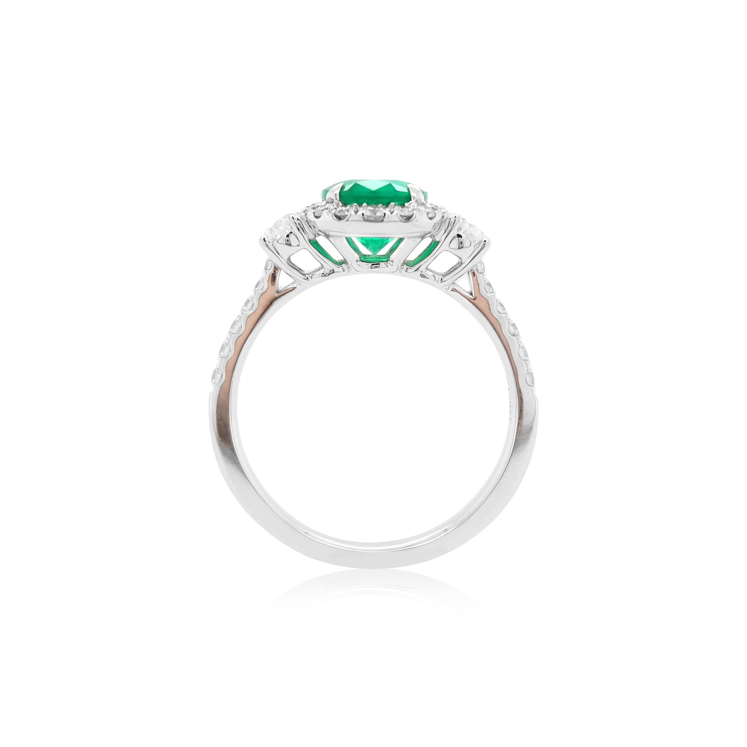 Contemporary Certified Colombian Emerald White Diamond 18K Gold Wedding Ring For Sale