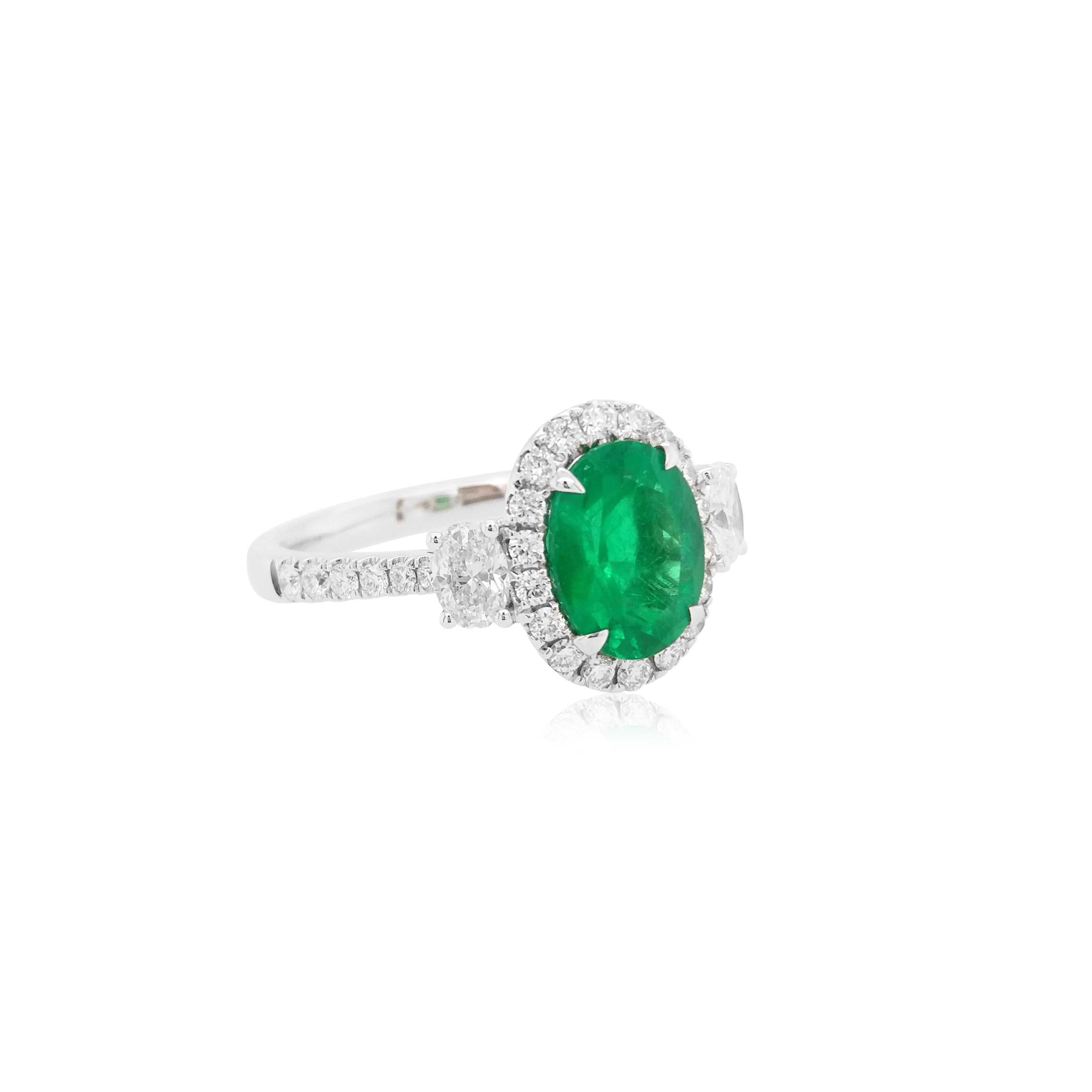 Certified Colombian Emerald White Diamond 18K Gold Wedding Ring In New Condition For Sale In Hong Kong, HK