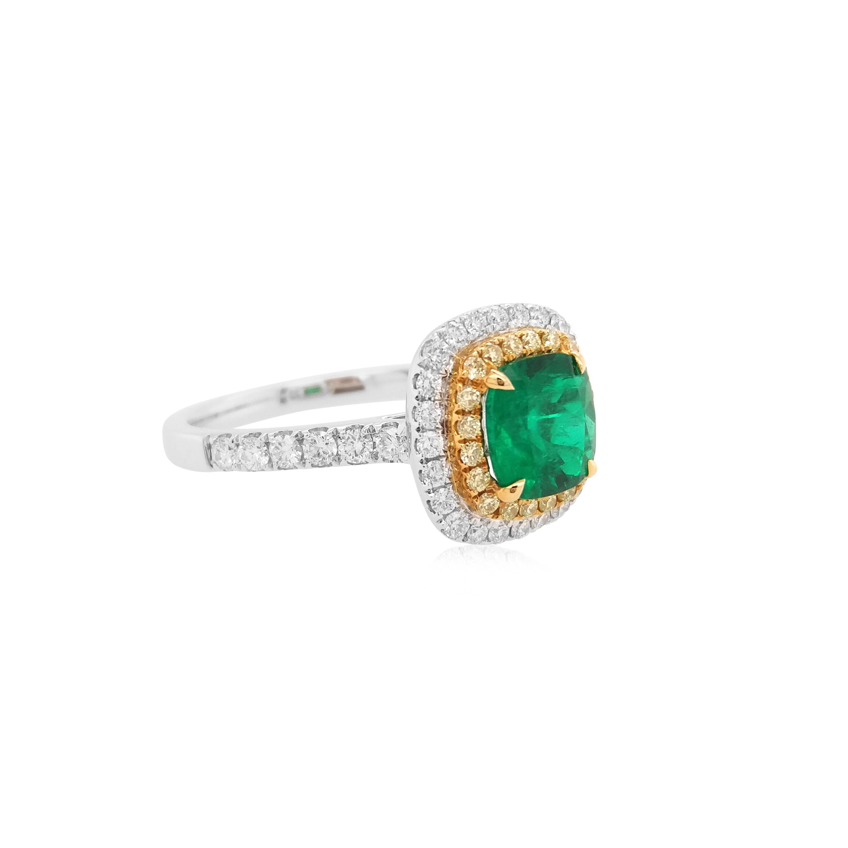 Certified Colombian Emerald Yellow Diamond White Diamond 18K Engagement Ring In New Condition For Sale In Hong Kong, HK