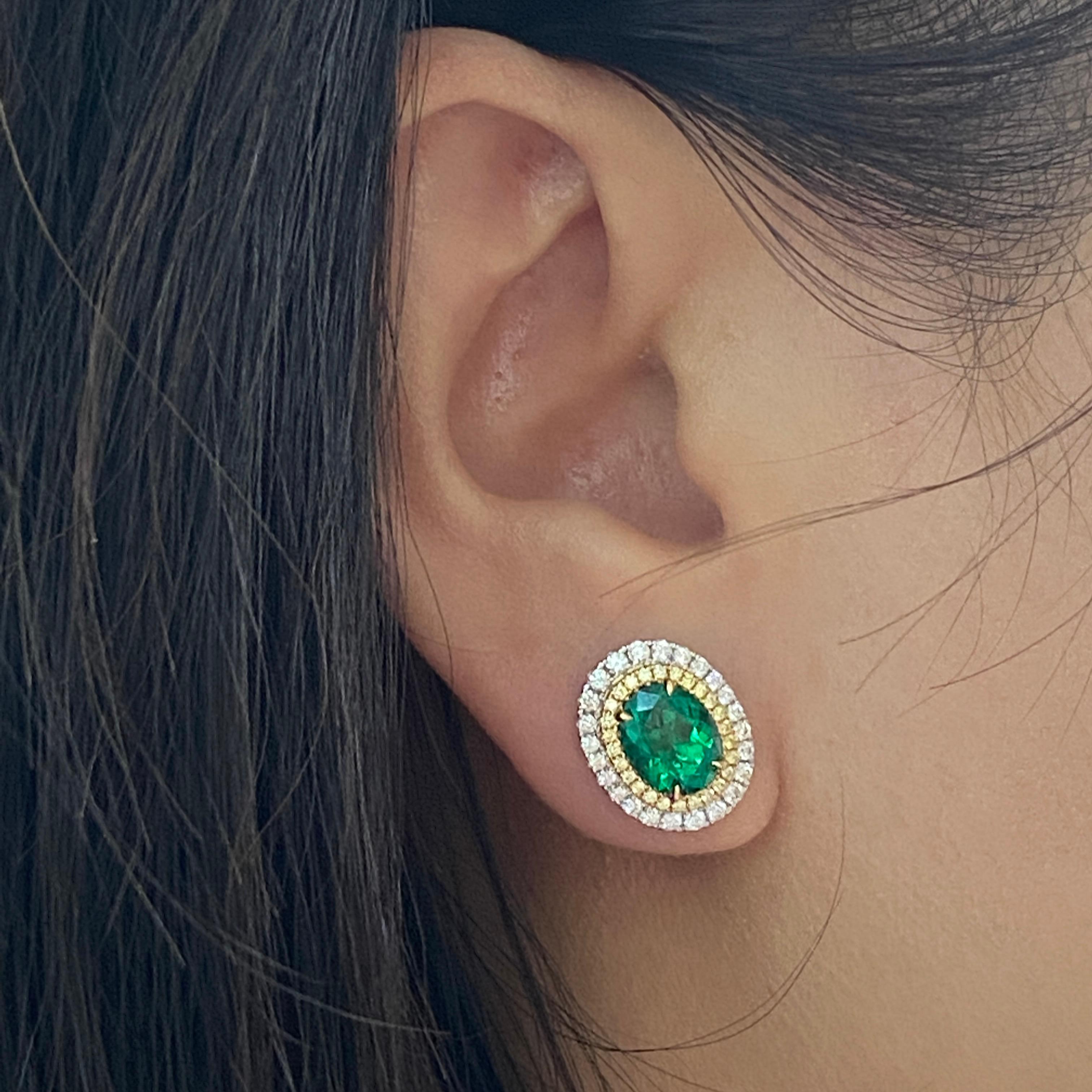 Taille ovale Boucle d'oreille en or 18K avec émeraude colombienne certifiée, diamant jaune et diamant blanc en vente