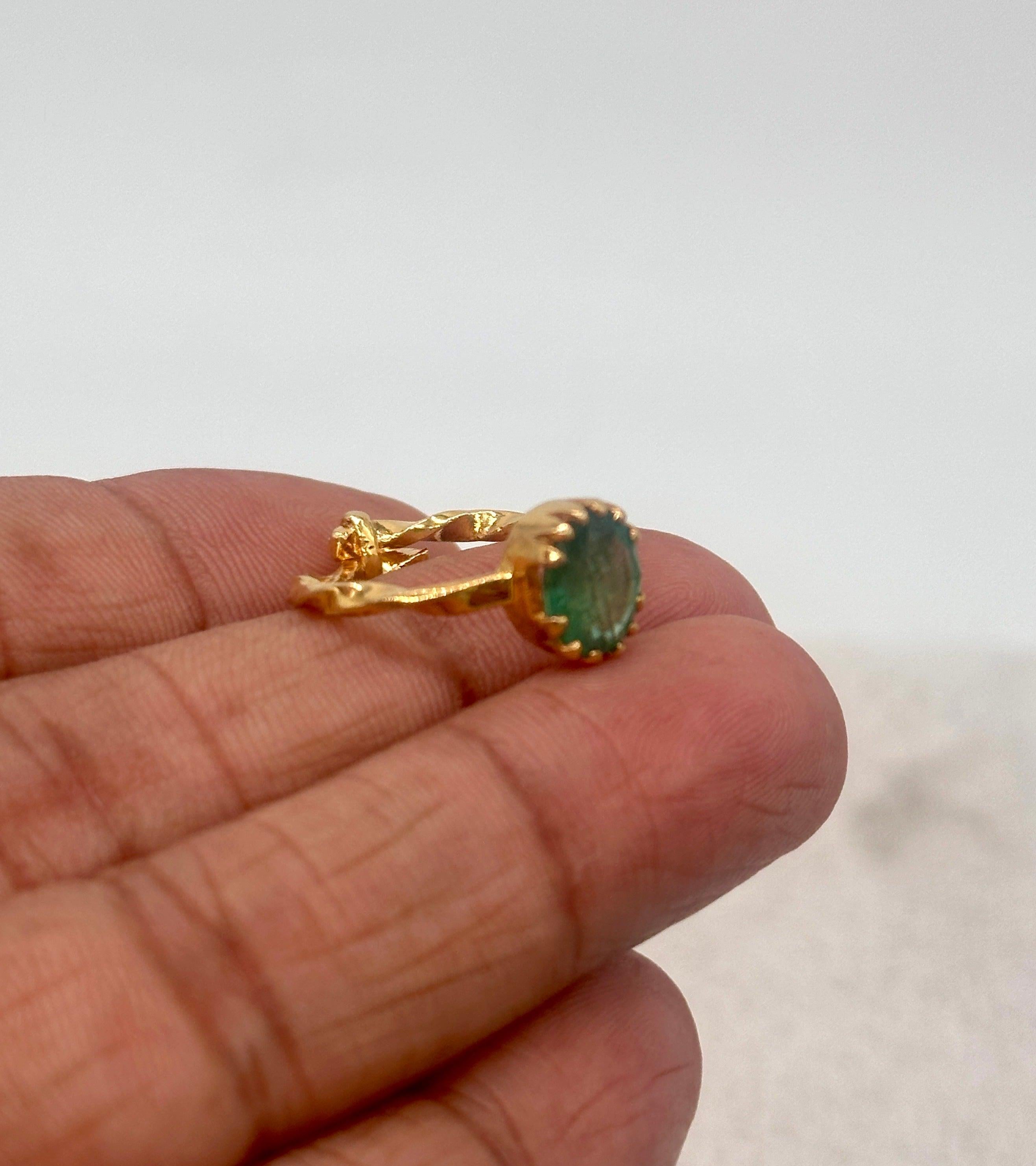 *DETAILS- 

-Bruttogewicht - 1.710 Gramm
-------------------------------------------------
- Gold Reinheit: 14k ( 585 ) (Punze)
- Gold Farbe: Gelb
-------------------------------------------------
-Edelstein-Natürlicher Smaragd (echt) ZERTIFIZIERT
-