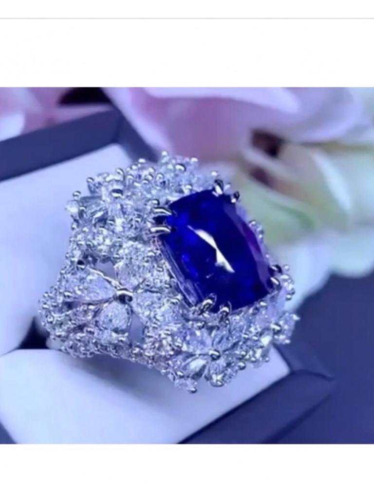 Women's Certified Ct 17 of Royal Blue Ceylon Sapphire and Diamonds on Flowers Ring For Sale