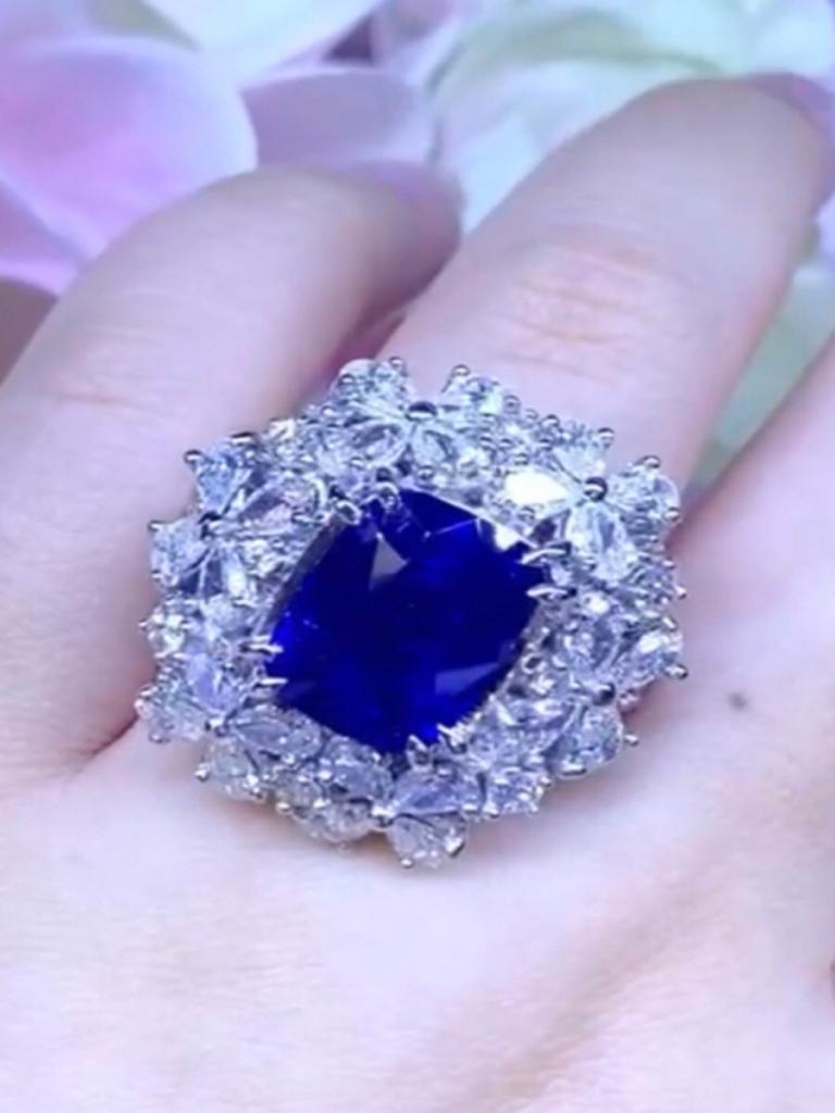 Certified Ct 17 of Royal Blue Ceylon Sapphire and Diamonds on Flowers Ring For Sale 1