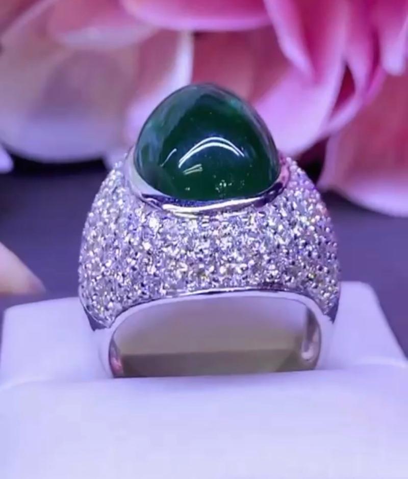 Gorgeous big cabochon emerald in set on ring in 18k gold ,with natural diamonds 141 pieces in round brilliant cut ct 4,60 F/VS and Zambia emerald cabochon cut ct 15 .
Complete with gemological report.
Handmade by artisan goldsmith.
Excellent