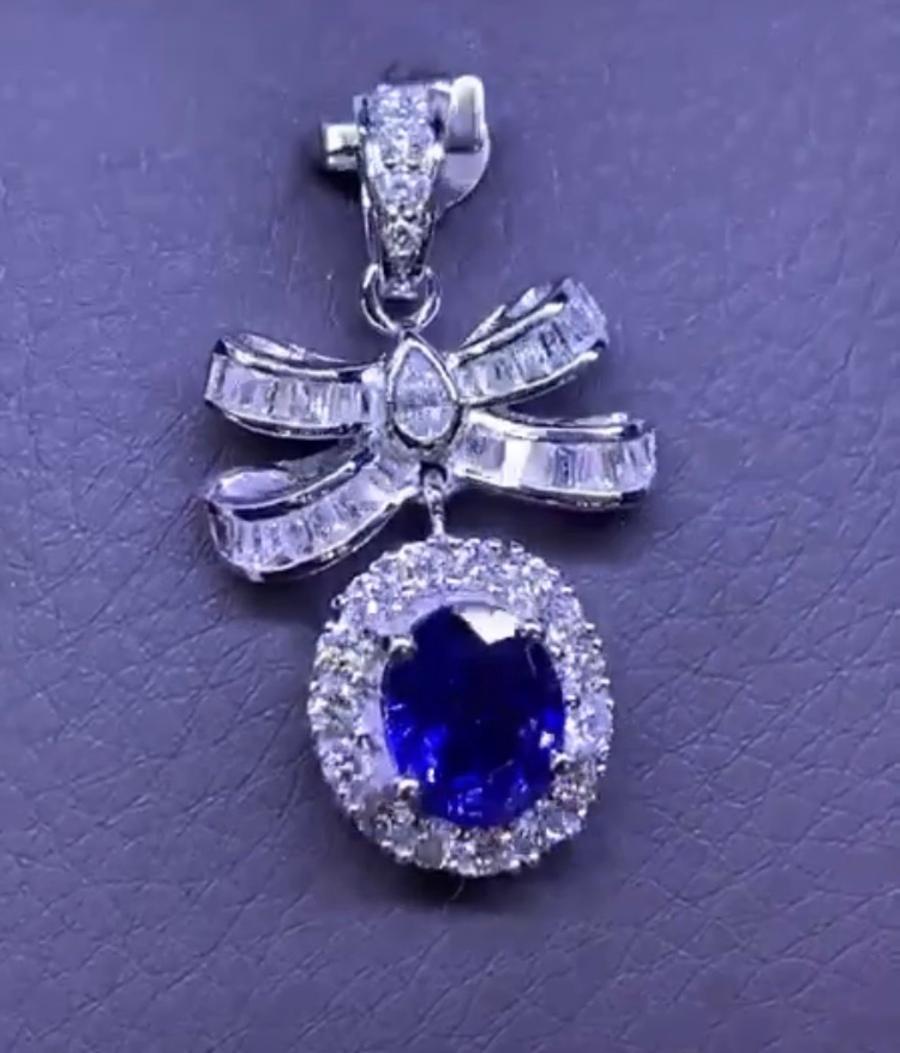 Women's Certified Ct 4, 40 of Ceylon Sapphire and Diamonds on Pendant For Sale