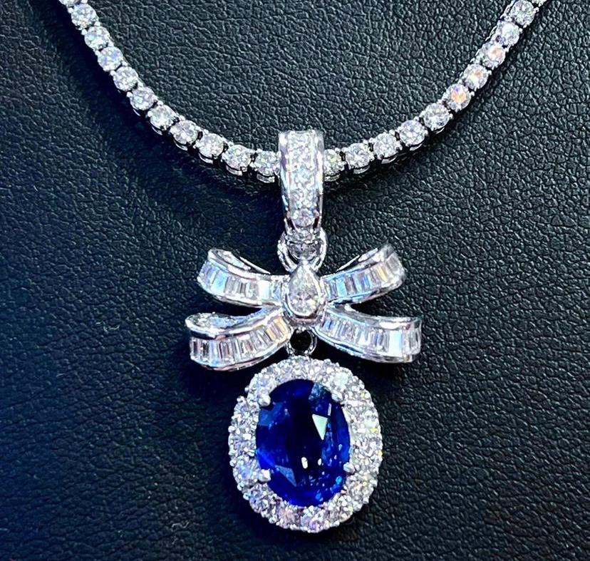 Certified Ct 4, 40 of Ceylon Sapphire and Diamonds on Pendant For Sale 1