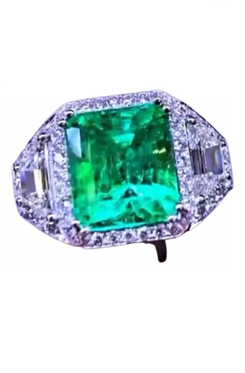 An exceptional ring , in gorgeous design, so sophisticated, elegant , a very glamor style by Italian jewelry designer.
Ring come in 18k gold with Natural Colombian  Emerald of ct  6,00 carats, extra fine quality, and two trapeze cut diamonds of 1,