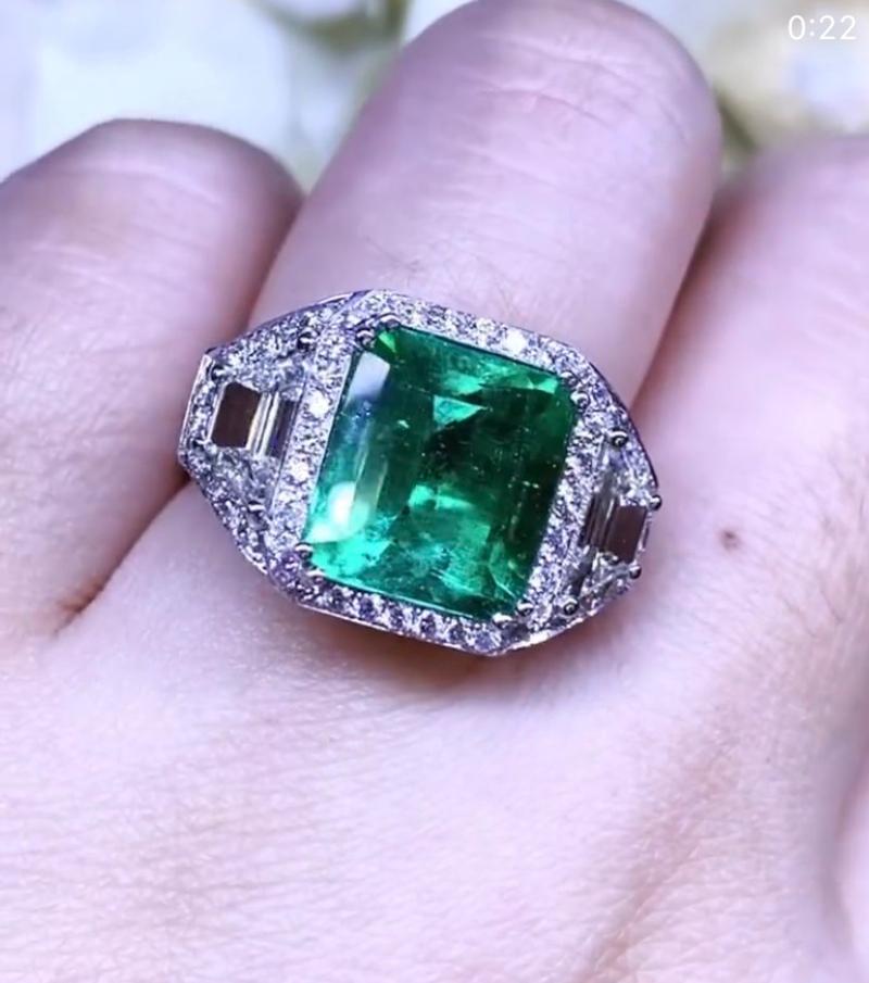 Octagon Cut AIG Certified 6.00 Carats Colombian Emerald  Diamonds 18K Gold Ring For Sale