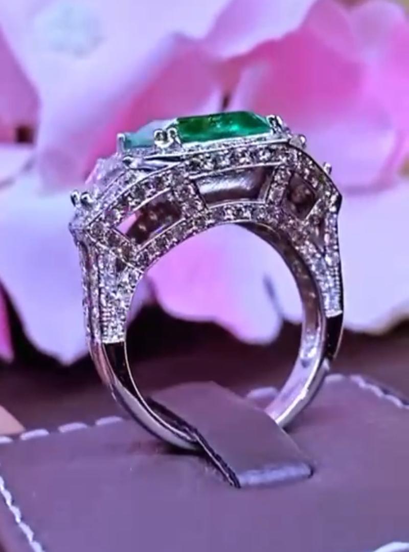 AIG Certified 6.00 Carats Colombian Emerald  Diamonds 18K Gold Ring In New Condition For Sale In Massafra, IT