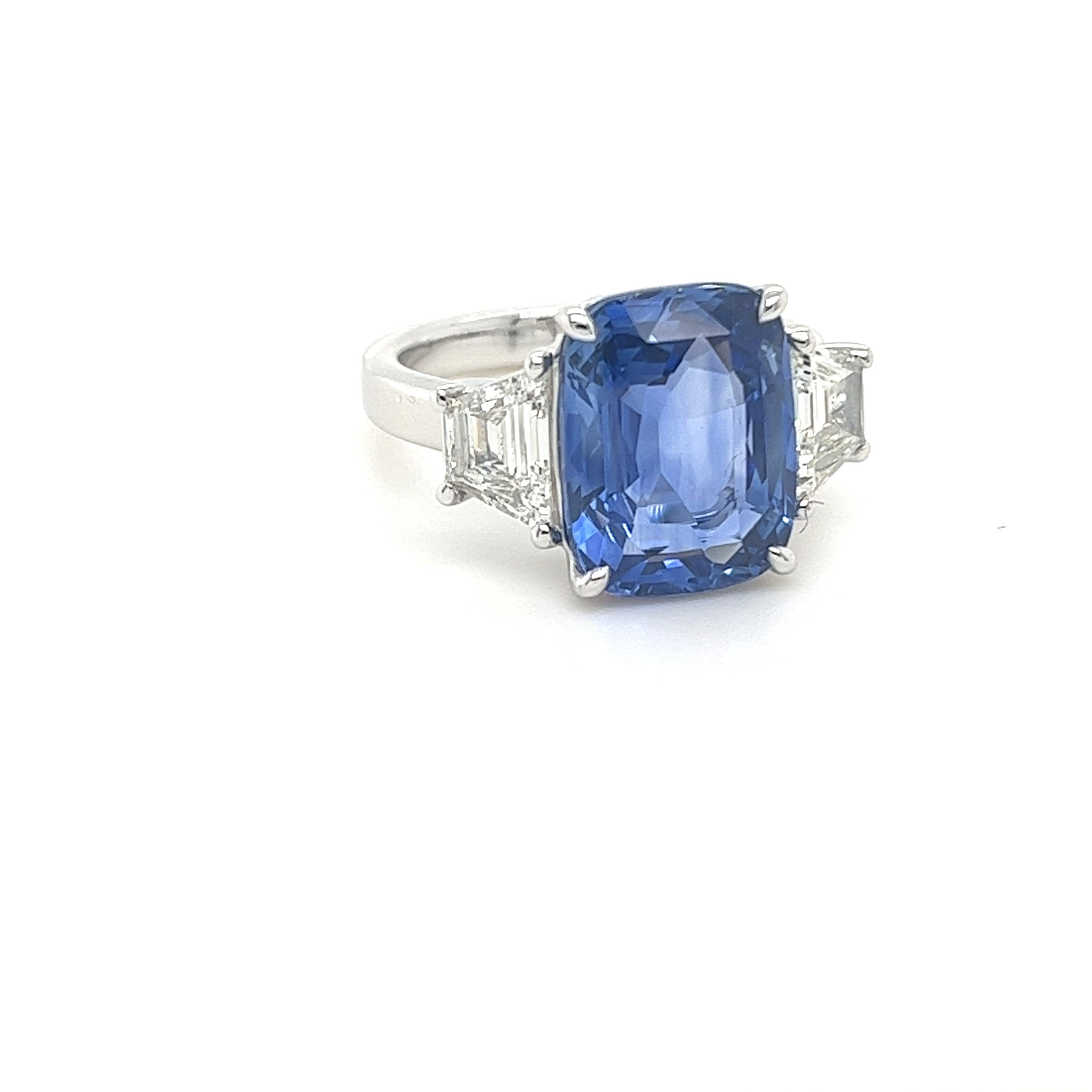 Zertifizierter Cushion-Ceylon-Saphir mit einem Gewicht von 7,76 Karat
Abmessungen (12,85x9,84x5,89) mm
Trapezförmige Diamanten mit einem Gewicht von 1,15 Karat
H-VS
In Platin gefasster Ring
9.21 g