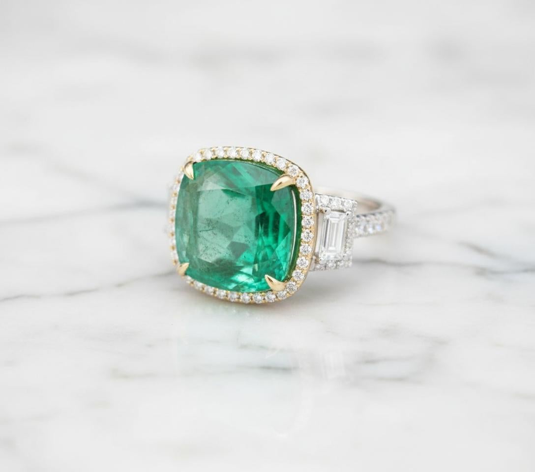 Anillo Halo de Diamantes y Esmeralda Verde de Oro de 18 K con talla cojín certificada Art Decó en venta