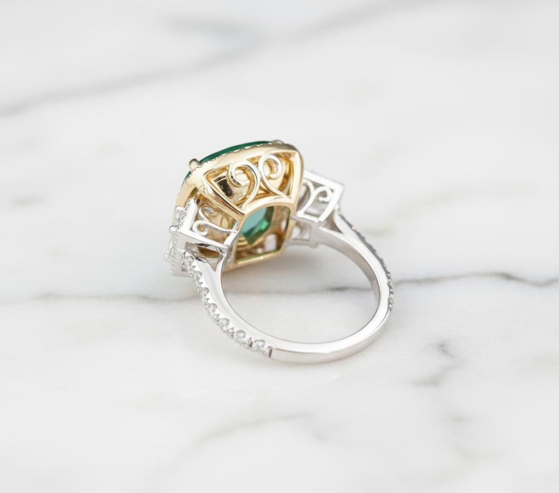 Anillo Halo de Diamantes y Esmeralda Verde de Oro de 18 K con talla cojín certificada Corte cojín en venta